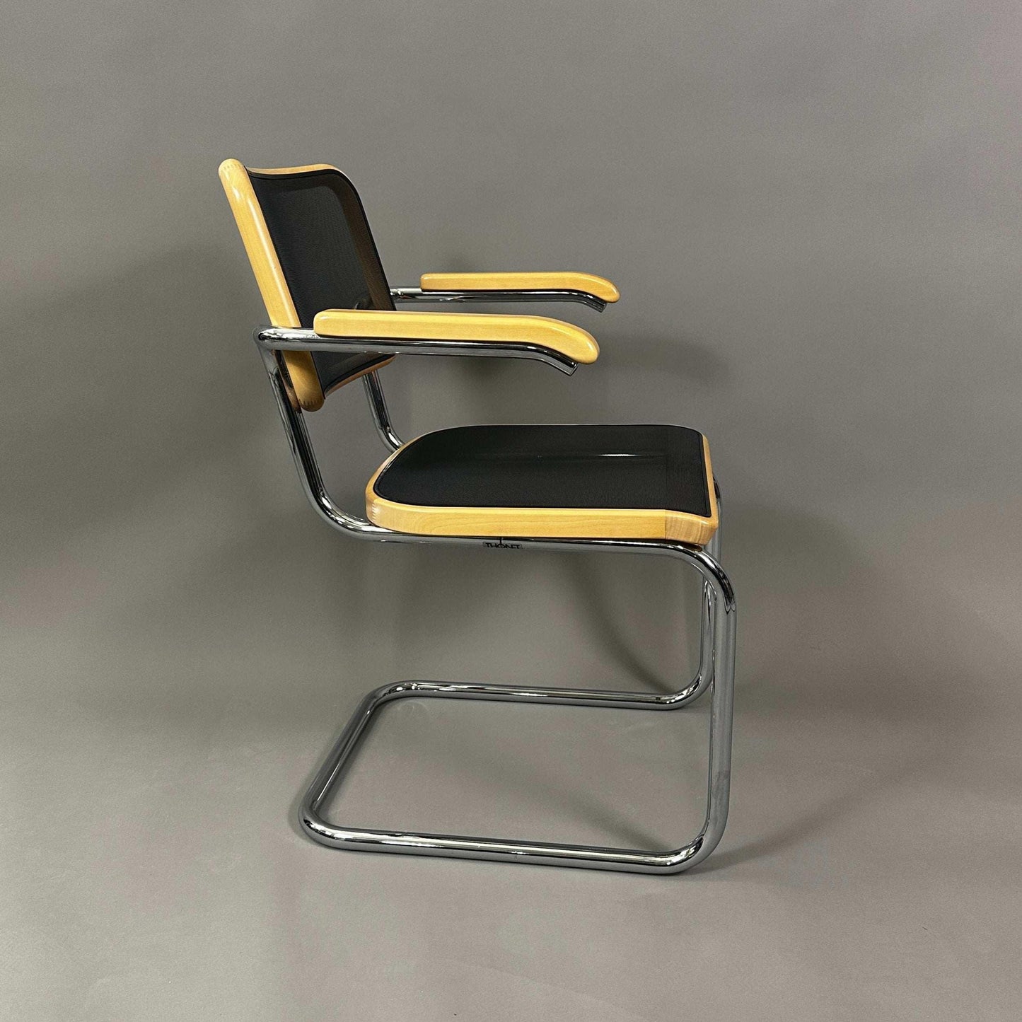 Thonet S 64N Freischwinger Stuhl mit Armlehnen aus hellem Buchenholz, schwarzem Netzsitz und verchromtem Stahlrohrgestell, Design Marcel Breuer 1929/30