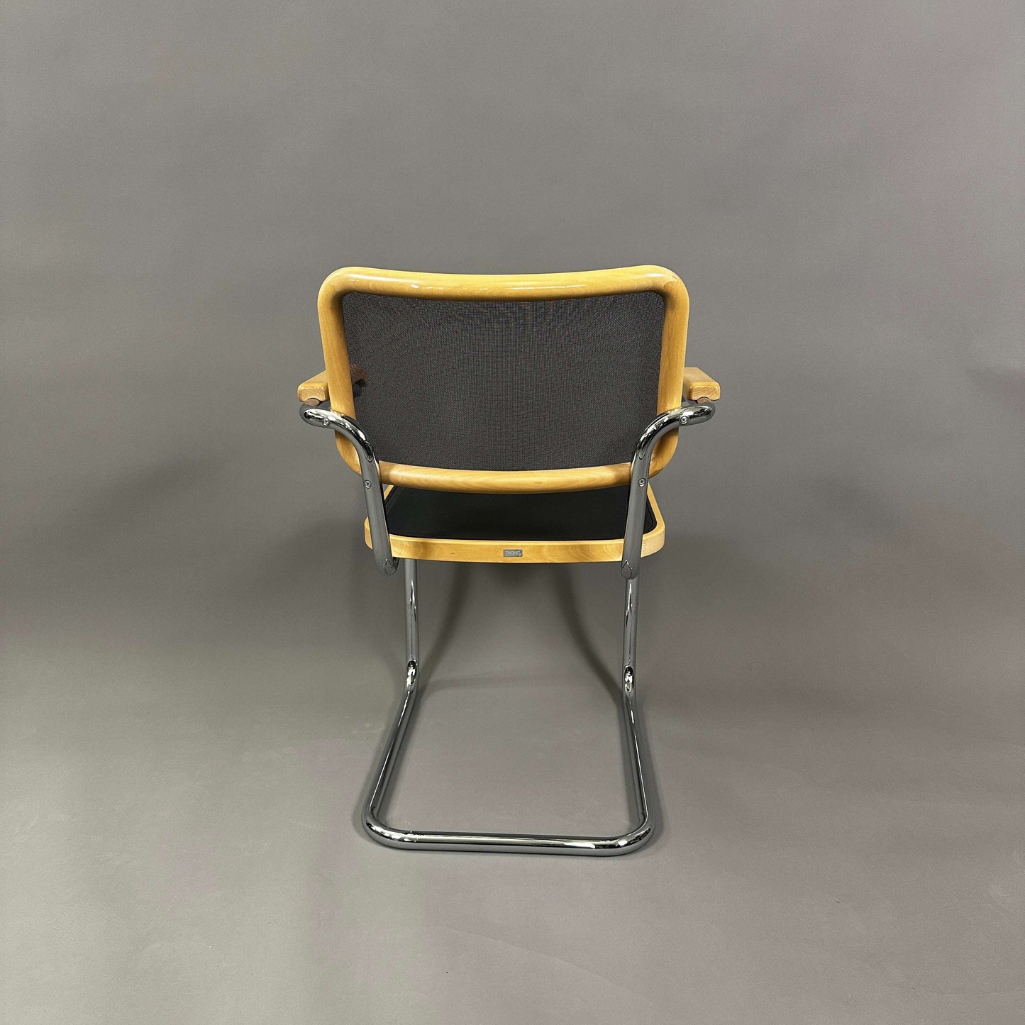 Thonet S 64N Freischwinger Stuhl mit Buchenholzrahmen, schwarzem Netzrücken und verchromtem Stahlrohrgestell von hinten