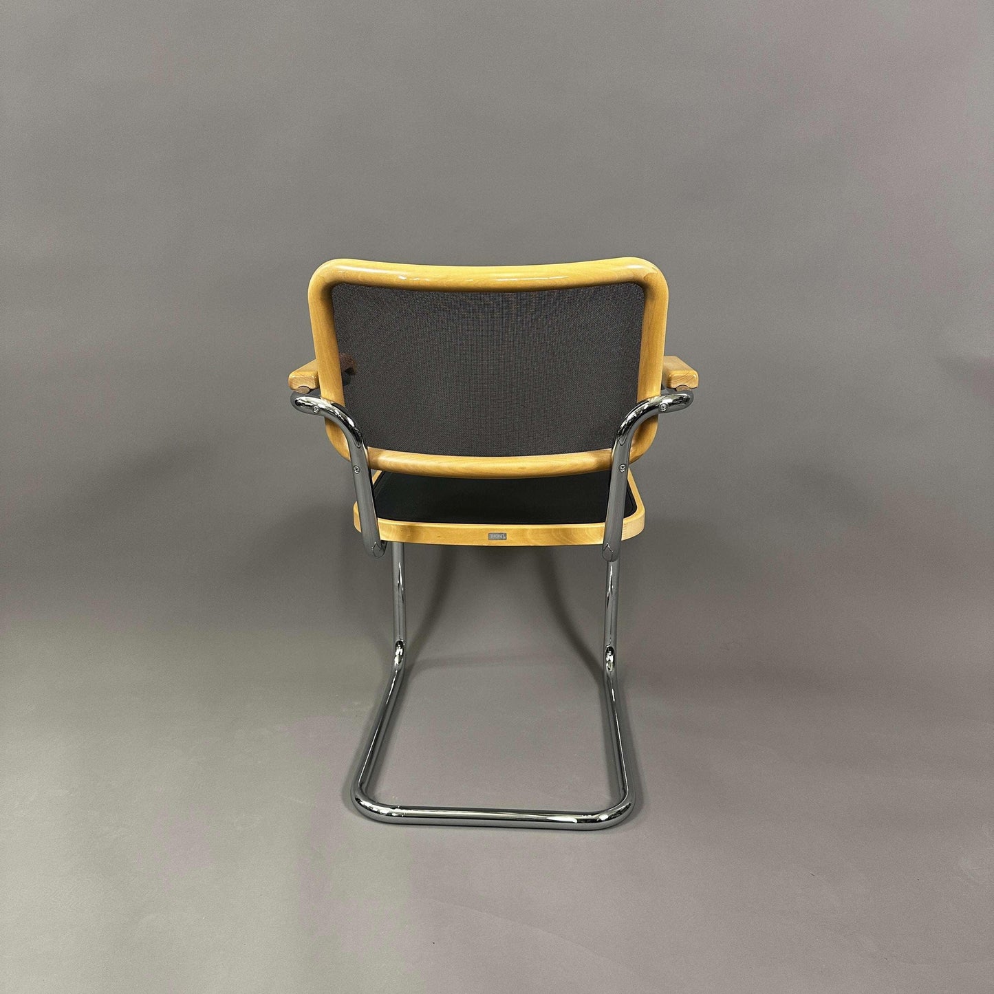 Thonet S 64N Freischwinger Stuhl mit Buchenholzrahmen, schwarzem Netzrücken und verchromtem Stahlrohrgestell von hinten