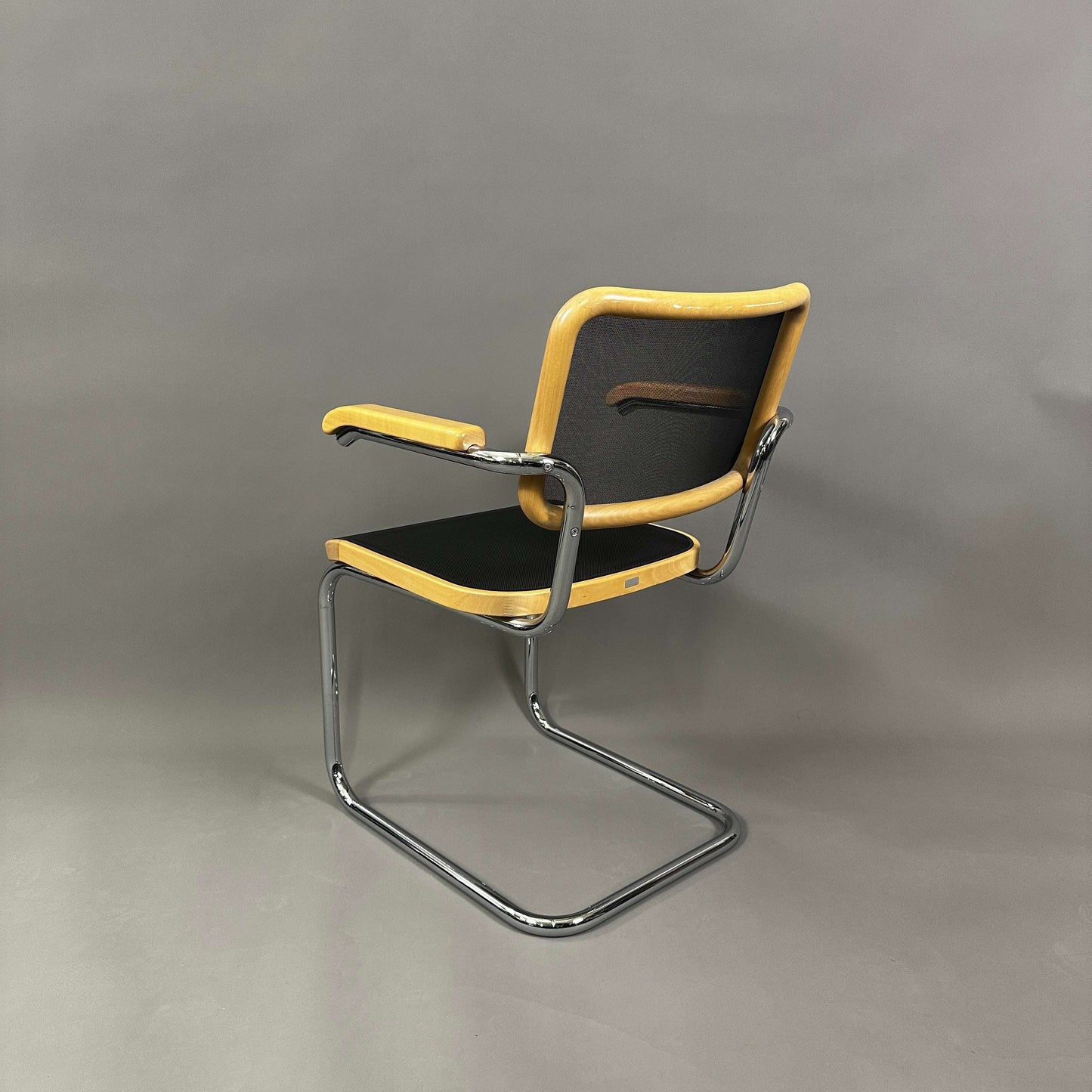 Thonet S 64N Freischwinger Stuhl mit Bugholz Buche und schwarzem Netz, verchromtes Stahlrohrgestell, modernes Design von Marcel Breuer.