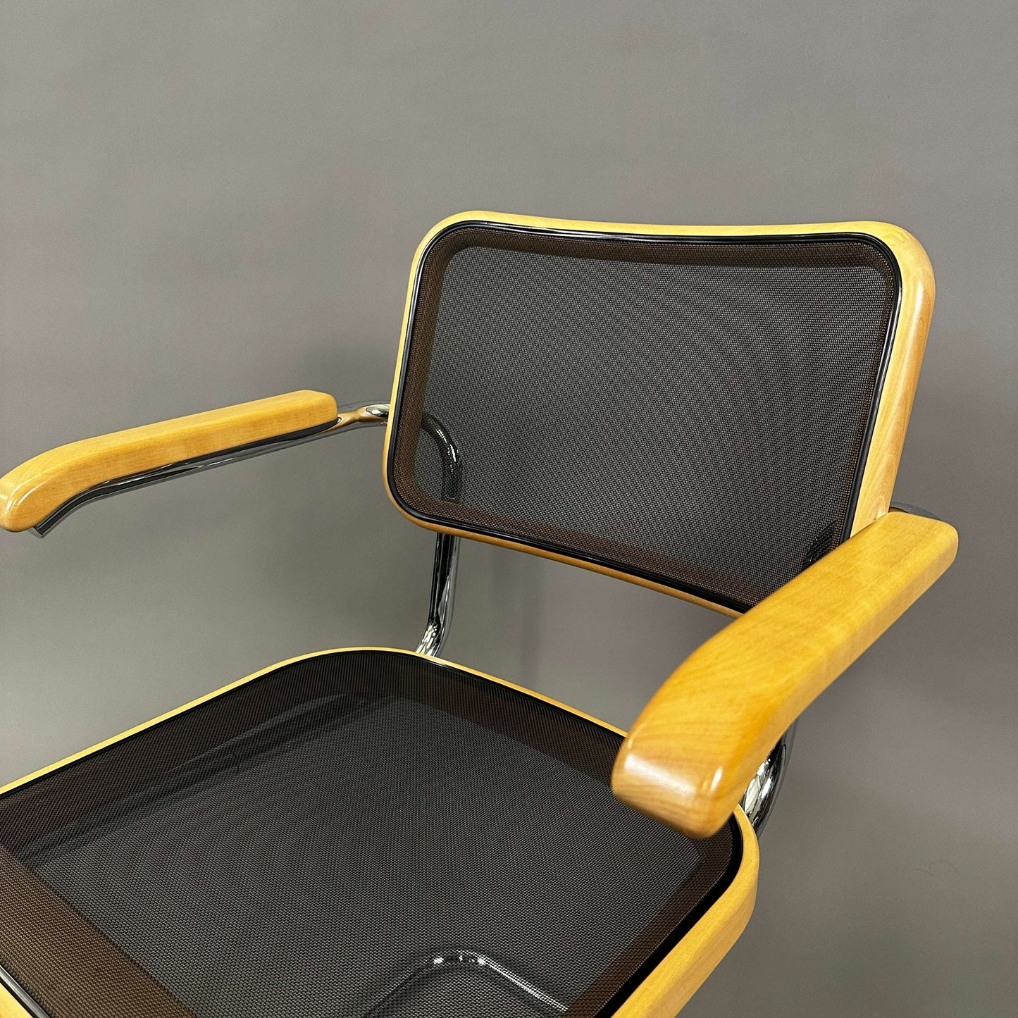 Thonet S 64N Freischwinger Stuhl mit hellen Bugholzarmlehnen, schwarzem Netzsitz und verchromtem Stahlrohrgestell