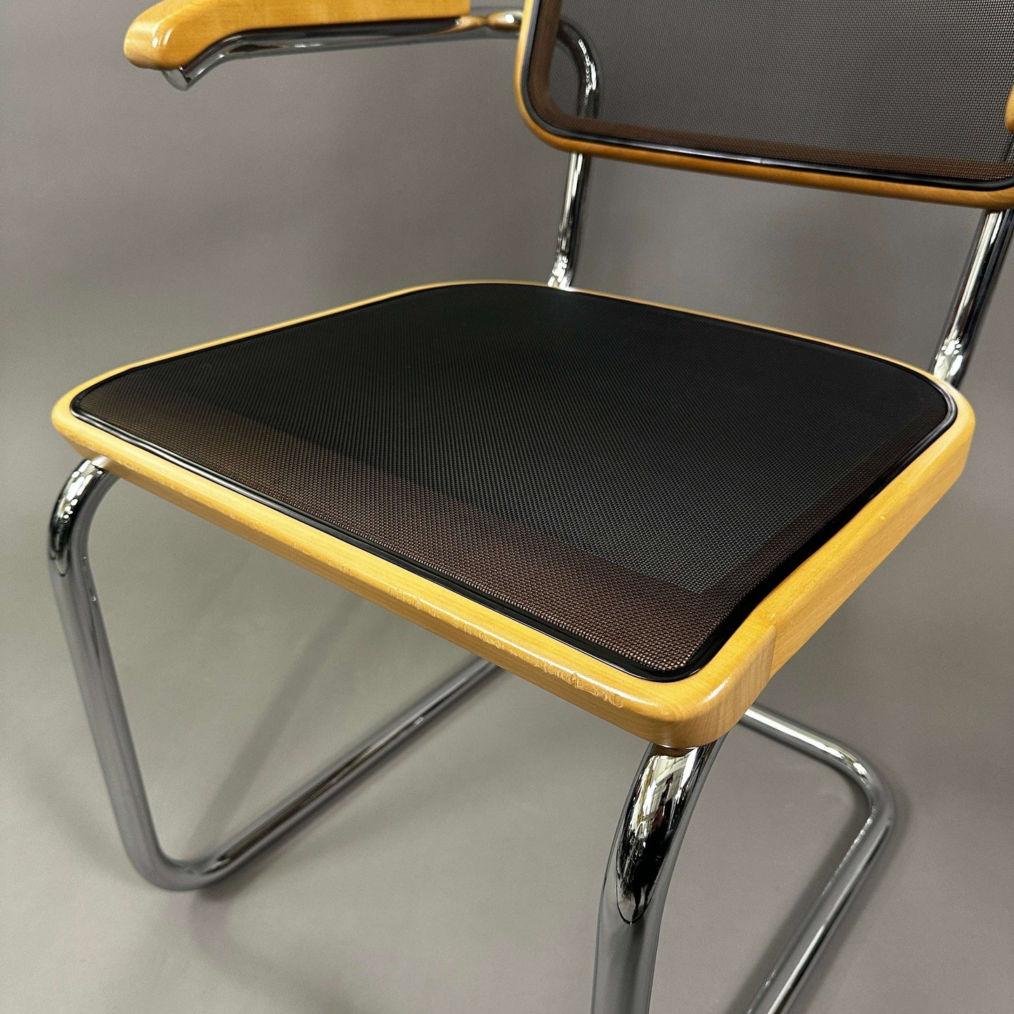 Thonet S 64N Freischwinger Stuhl mit hellem Buchenrahmen, schwarzem Netzsitz und verchromtem Stahlrohrgestell