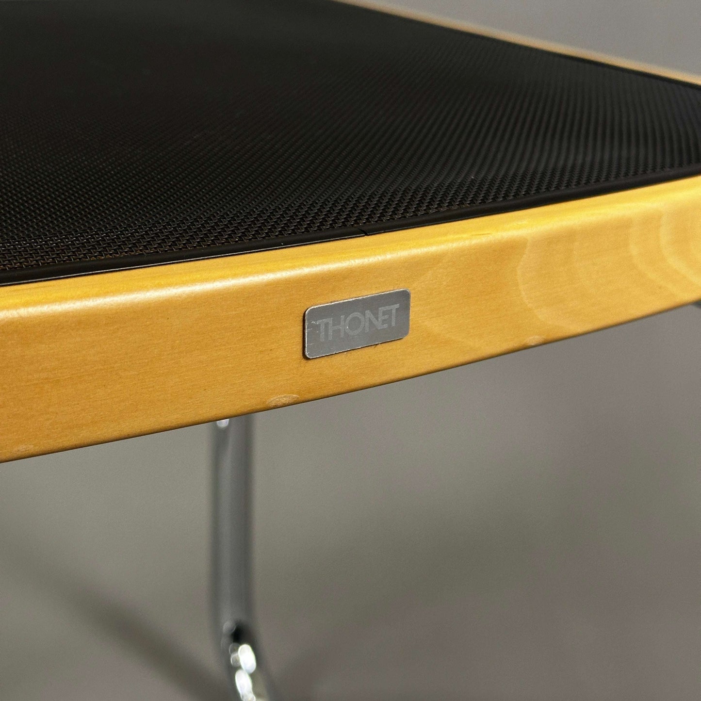 Thonet S 64N Freischwinger Stuhl mit Bugholz Buche Sitzfläche und schwarzem Netz, verchromtes Stahlrohrgestell