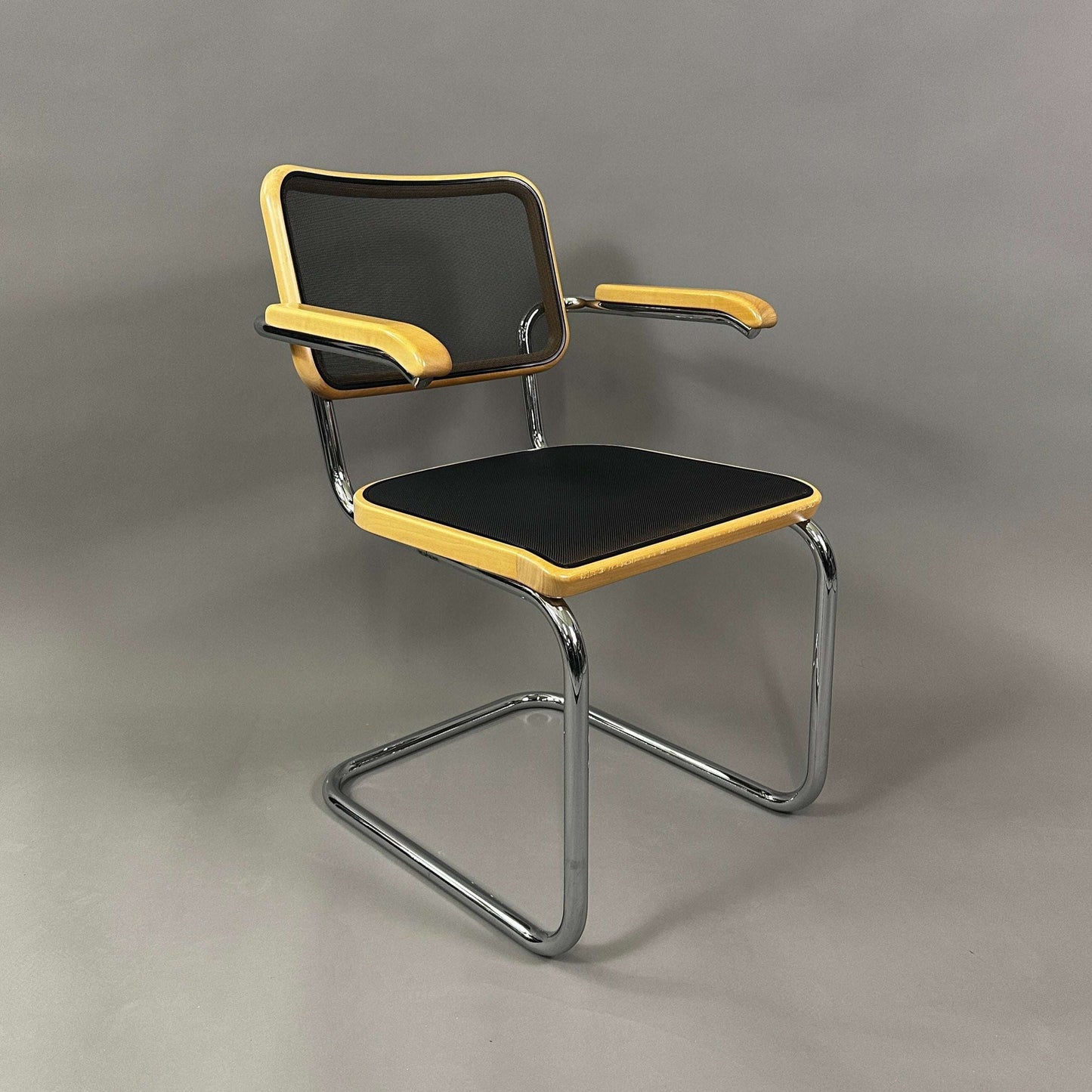 Thonet S 64N Freischwinger Stuhl mit Bugholz Buche, schwarzem Netz und verchromtem Stahlrohrgestell