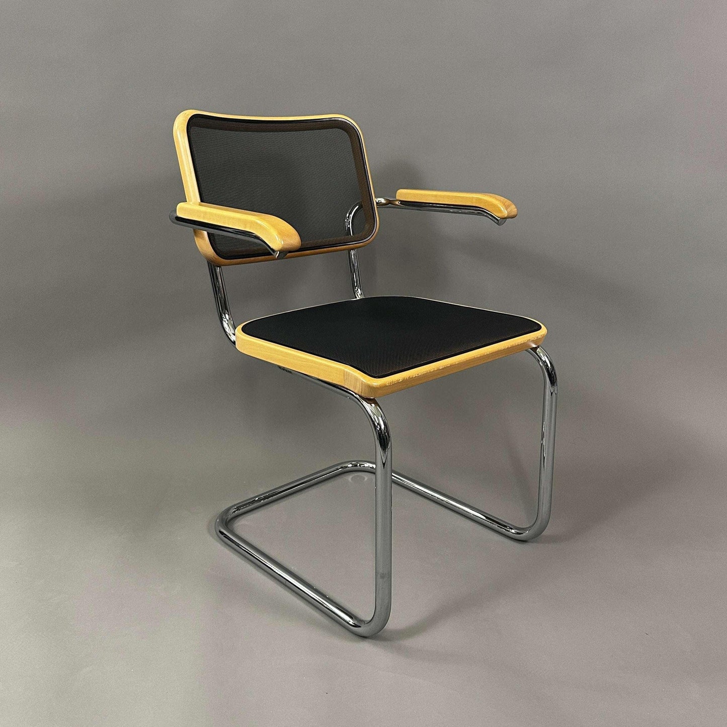 Thonet S 64N Freischwinger Stuhl mit Bugholz Buche, schwarzem Netz und verchromtem Stahlrohrgestell