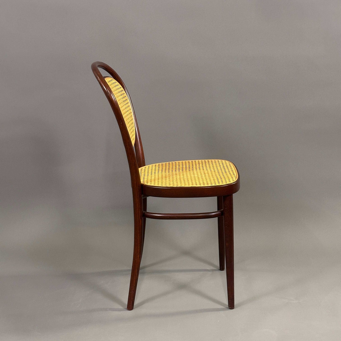 Thonet Stuhl 215r aus Bugholz mit naturfarbenem Korbsitz in dunkelbraun und hellbeige, klassisches Design um 1900, hervorragender Zustand