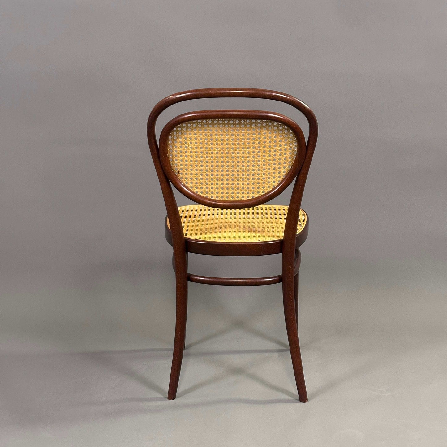 Thonet Stuhl 215r aus Bugholz in dunkelbraun mit naturfarbenem Korbgeflecht, klassisches Design um 1900