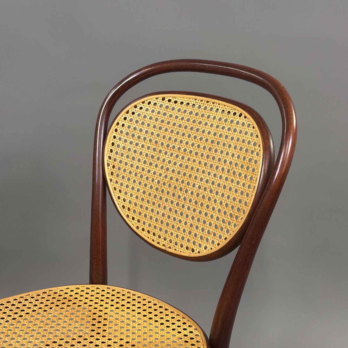 Thonet Stuhl 215r braun mit geflochtenem Natur-Korb und Bugholzrahmen, klassisches Möbeldesign um 1900, dunkelbraun und hellbeige, neuwertiger Zustand