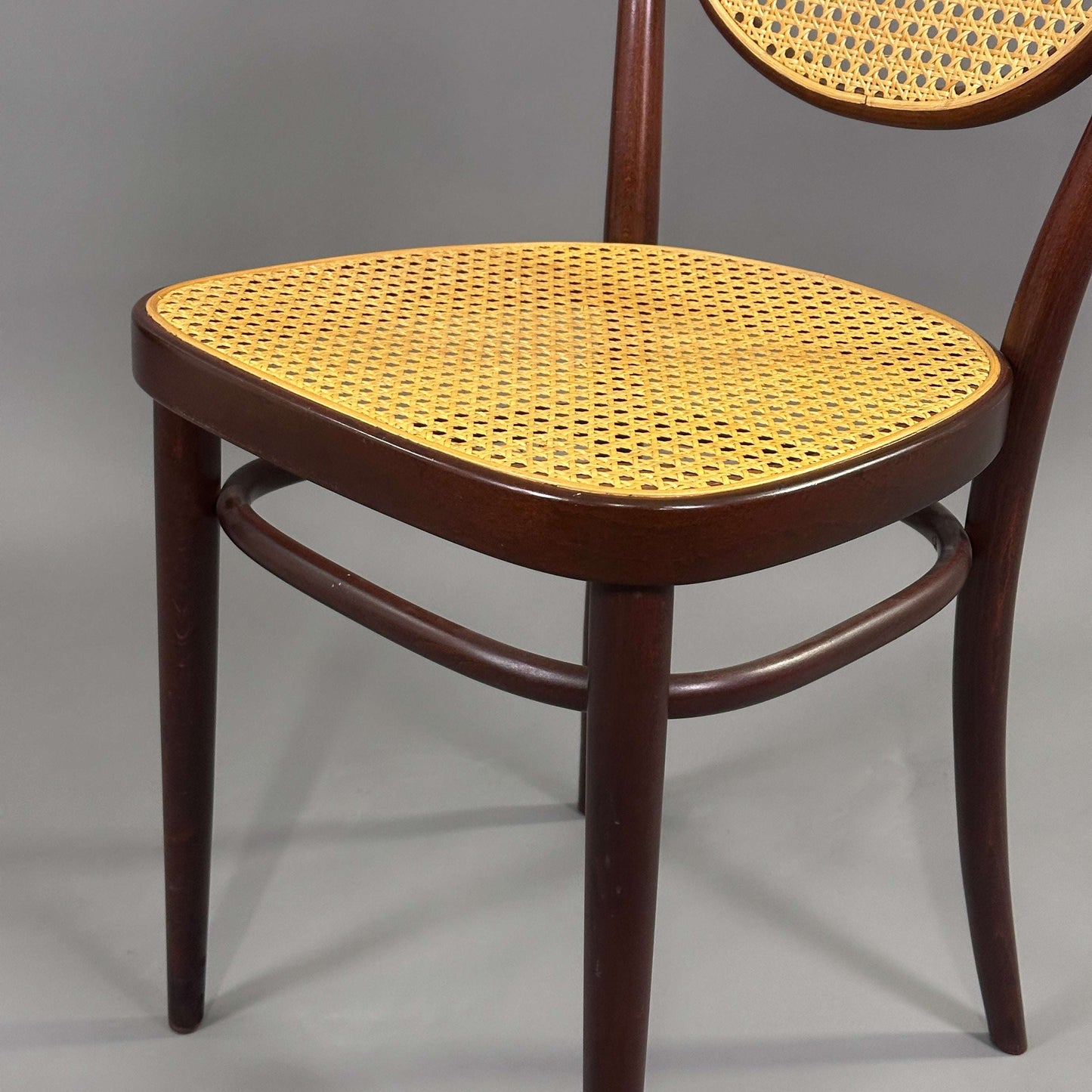 Thonet Stuhl 215r aus Bugholz mit natürlichem Korbsitz in dunkelbraun und hellbeige, klassisches Möbeldesign um 1900, ausgezeichnetem Zustand