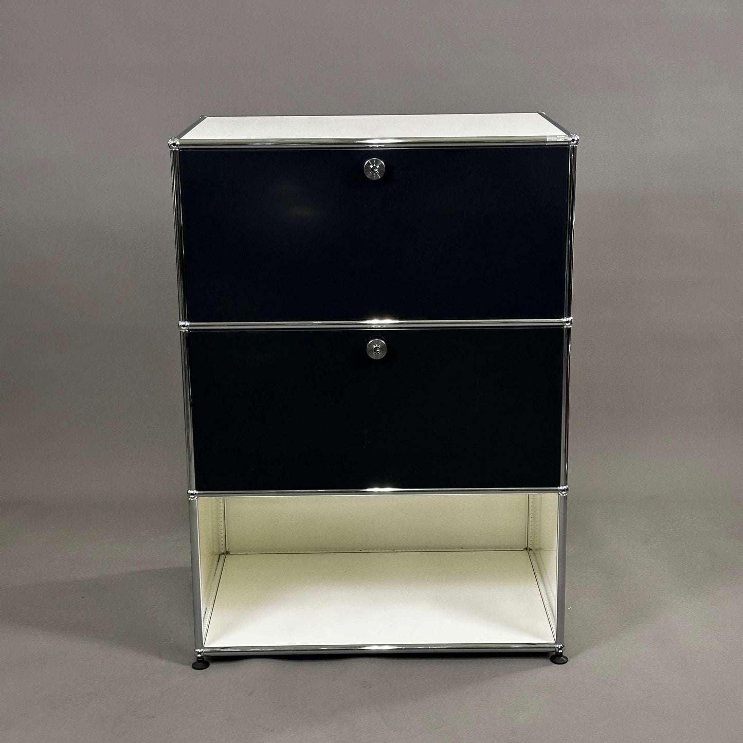 USM Haller Highboard 1x3 in weiß und schwarz mit Ausziehtüren und Kippsicherung, 74x109x53 cm