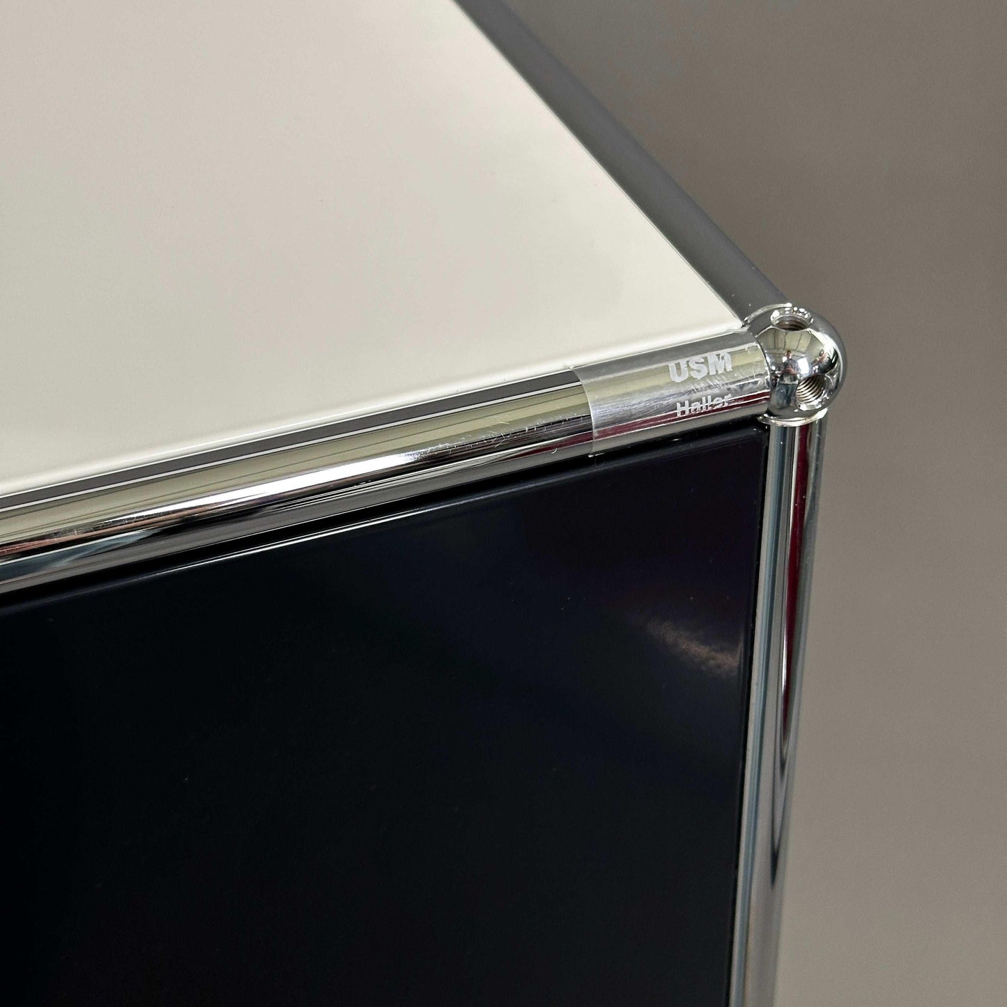 USM Haller Highboard 1x3 weiß schwarz Detailaufnahme Chromrahmen Kunststofffront