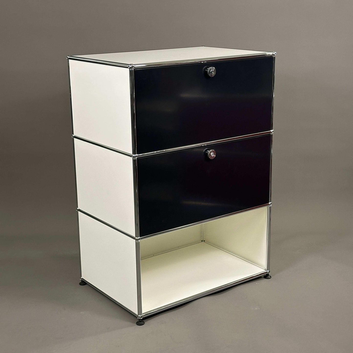 USM Haller Highboard 1x3 weiß schwarz mit Ausziehtüren und Kippsicherung, 74x109x53 cm