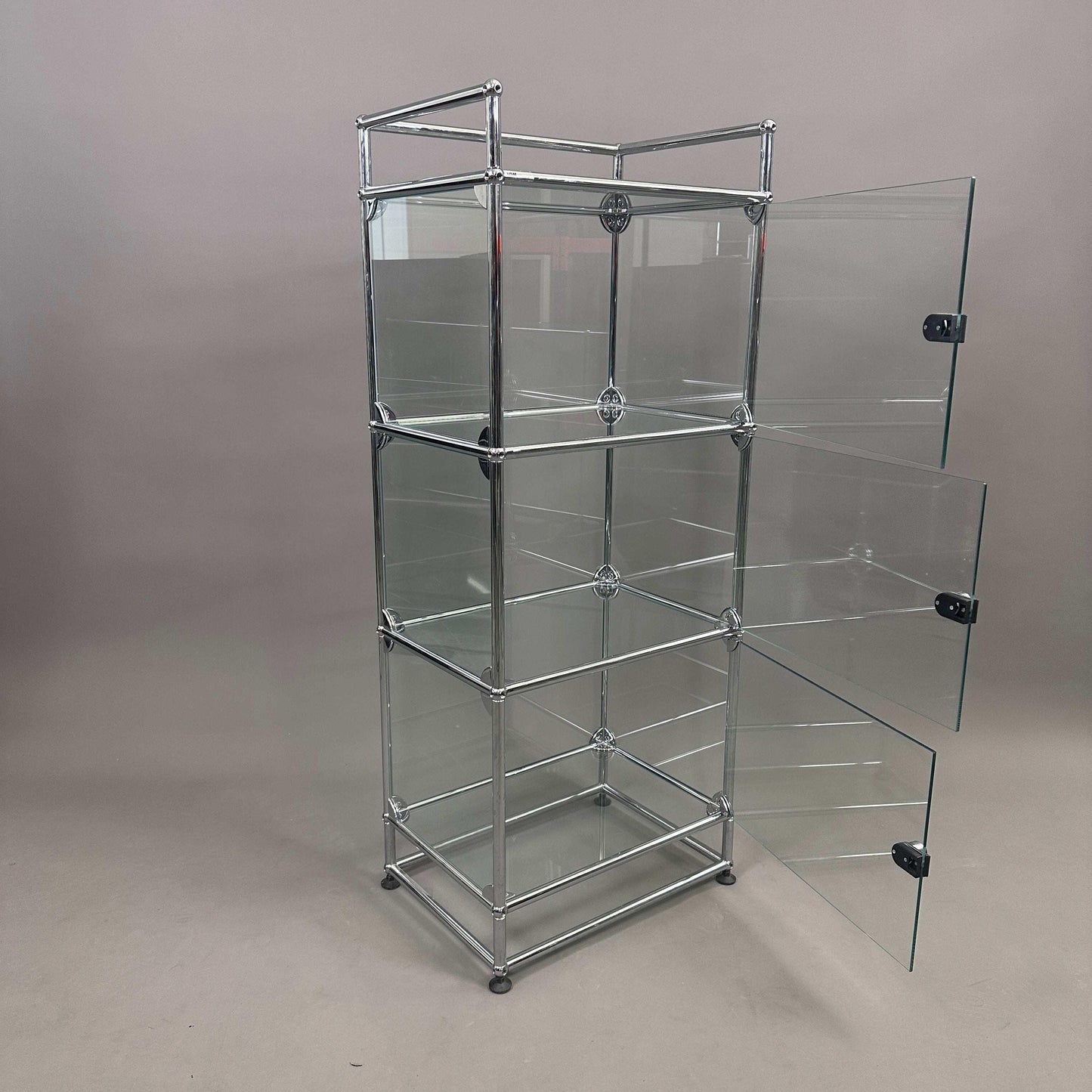 USM Haller 1x5 Glasvitrine Highboard mit 3 Türen aus Glas und Metallrahmen, 129x53x38 cm