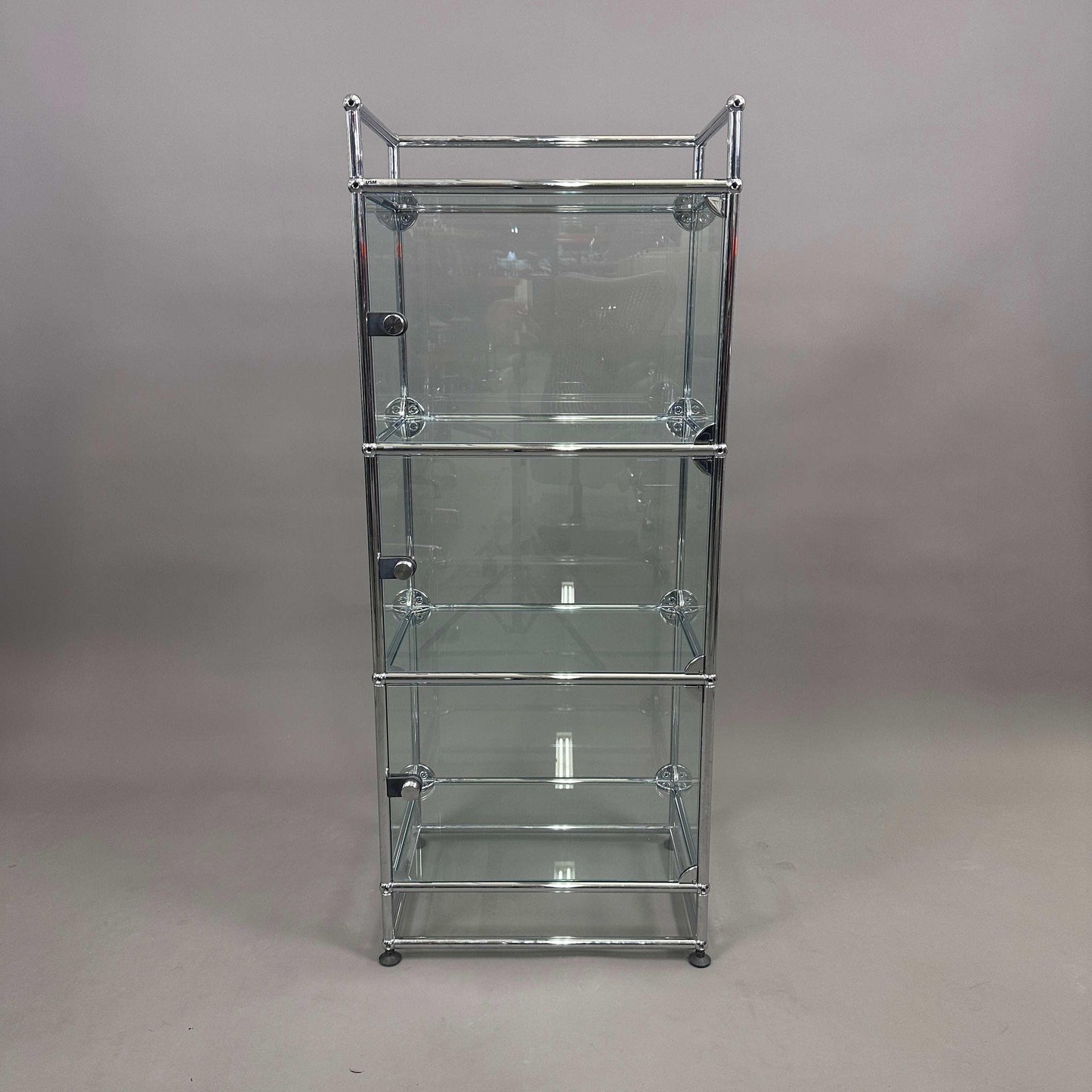 USM Haller 1x5 Glasvitrine Highboard mit drei Glastüren in modernem Design, 129x53x38 cm