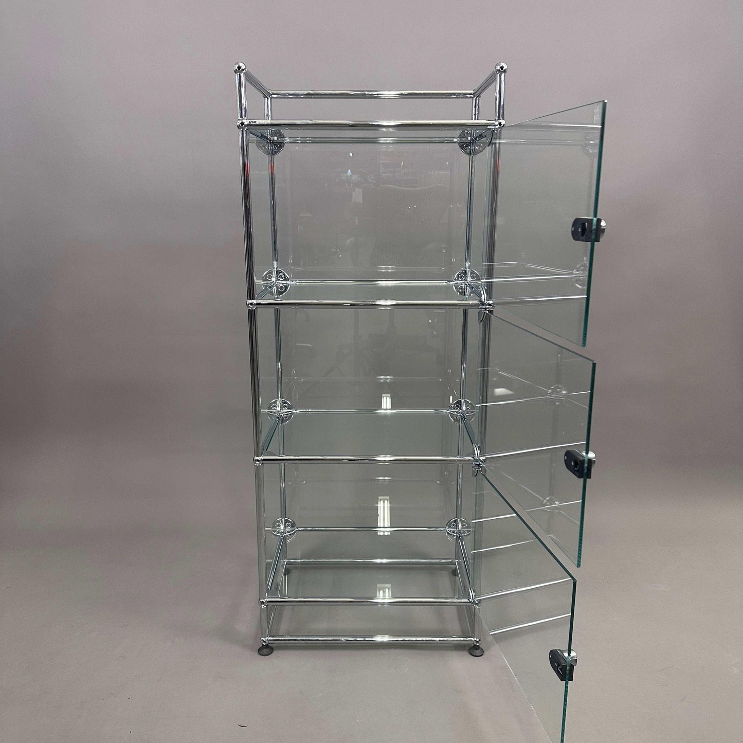 USM Haller Glasvitrine 1x5 Highboard mit drei Glastüren und Chromrahmen, Maße 129x53x38 cm
