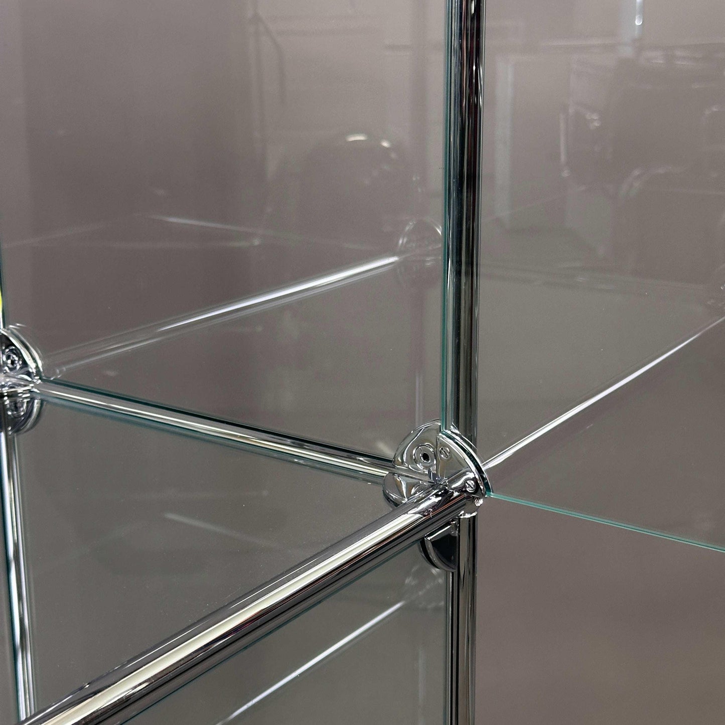 USM Haller Glasvitrine Highboard 1x5 mit 3 Türen, Maße 129x53x38 cm, transparentes Glas und Metallrahmen