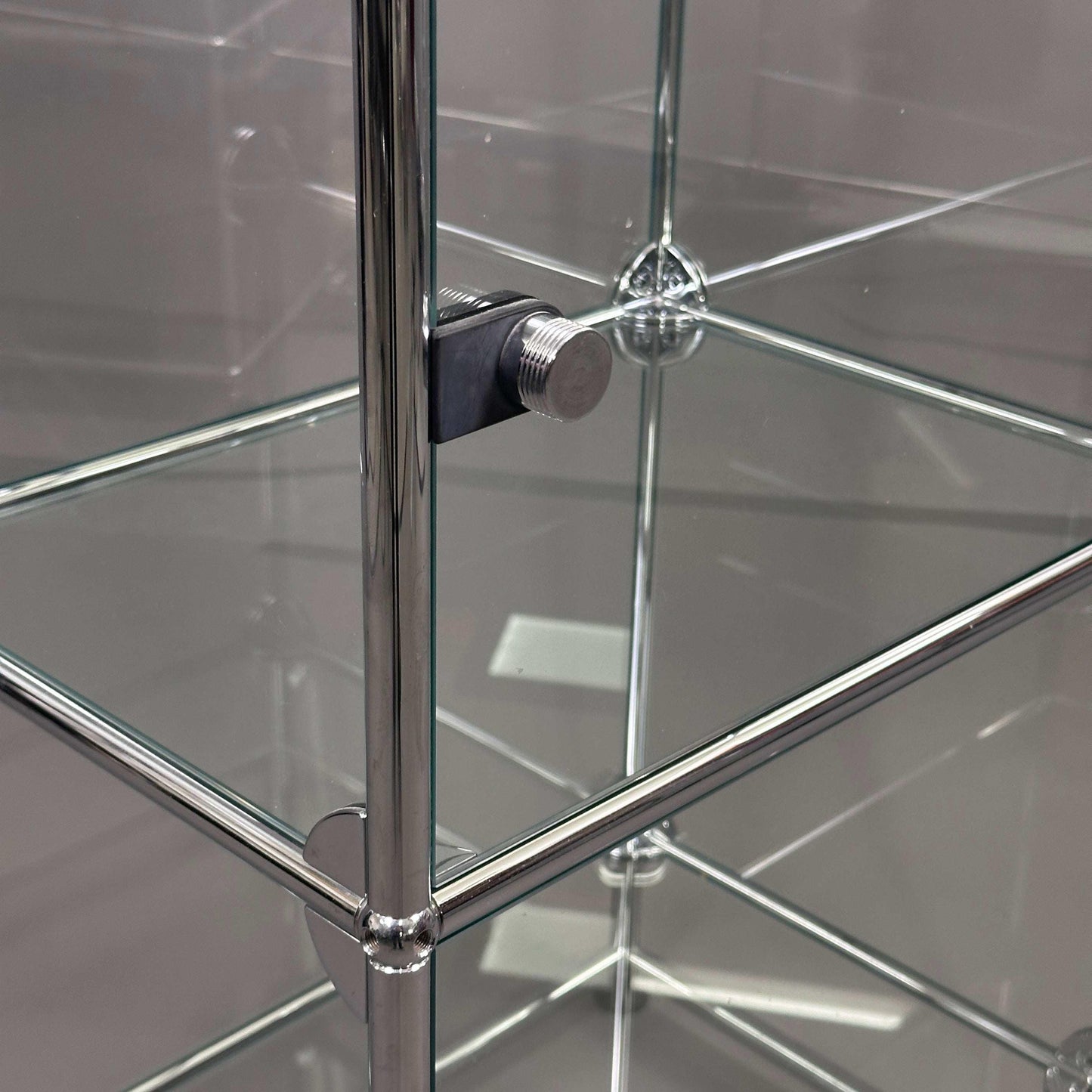 USM Haller 1x5 Glasvitrine Highboard mit drei Glastüren und verchromtem Stahlrahmen in klarer Glasoptik, 129x53x38 cm
