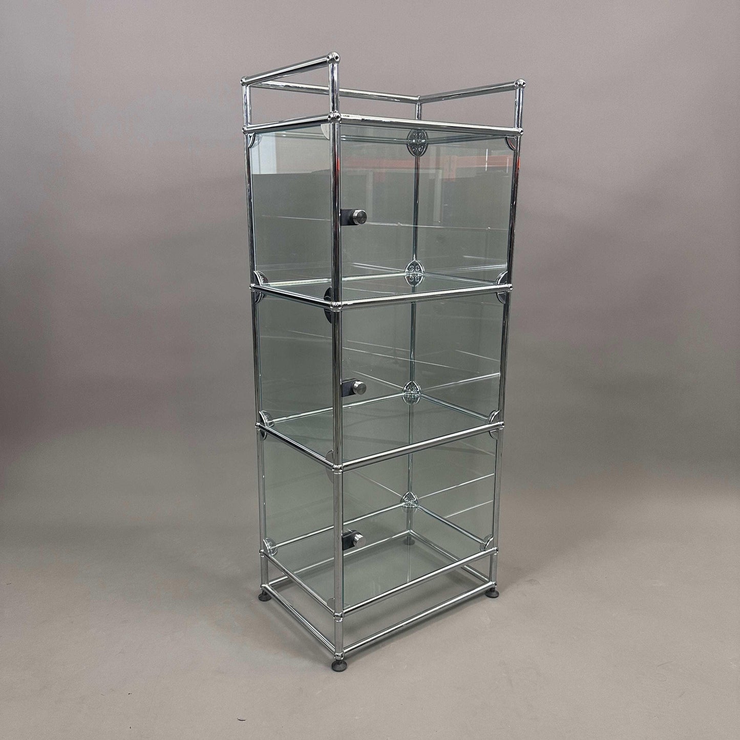 USM Haller 1x5 Glasvitrine Highboard mit drei Glastüren und Metallrahmen, 129x53x38 cm, transparente Glasvitrine