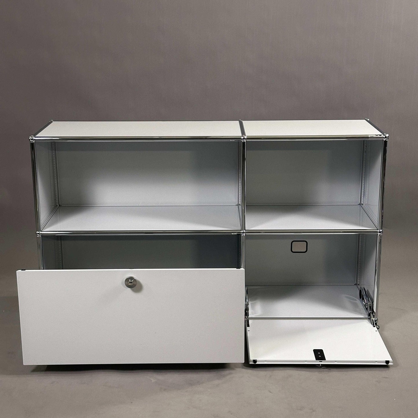 USM Haller lichtgraues 2x2 Sideboard mit Schublade, Klappe und Kabeldurchlass, 127x74x38 cm