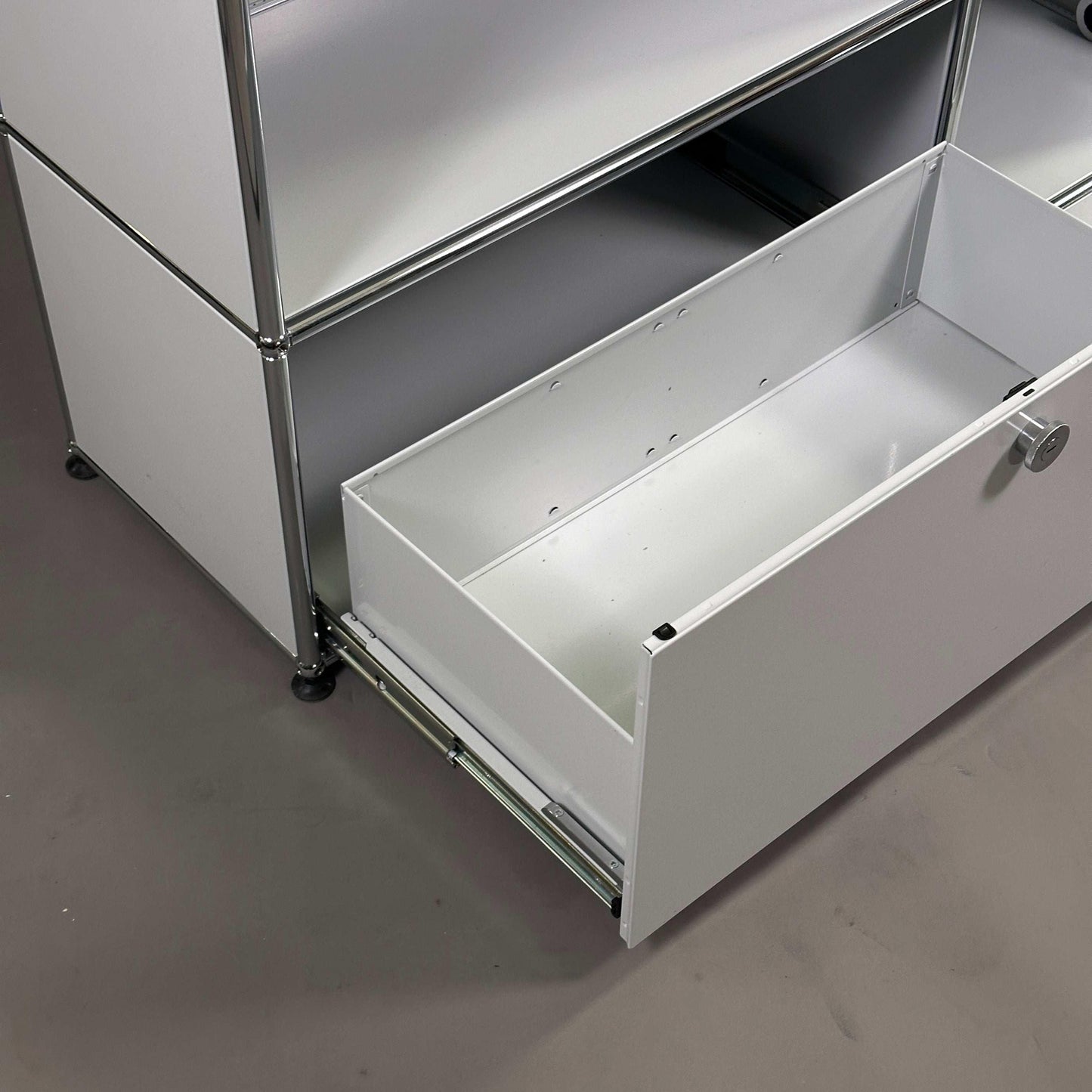 USM Haller lichtgraues Sideboard 2x2 mit geöffneter Schublade und Kabeldurchlass rechts mittig