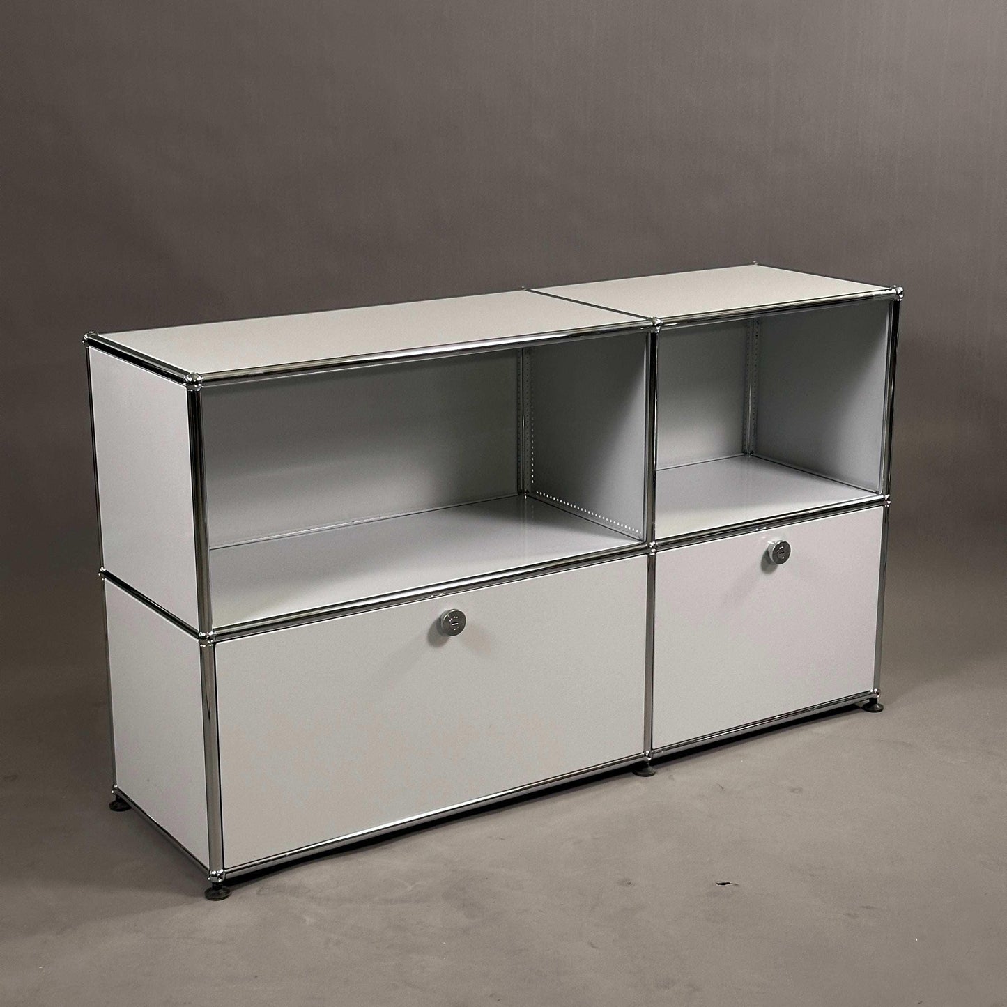 USM Haller 2x2 Sideboard TV-Board in lichtgrau mit Schublade und Klappe, 127x74x38 cm