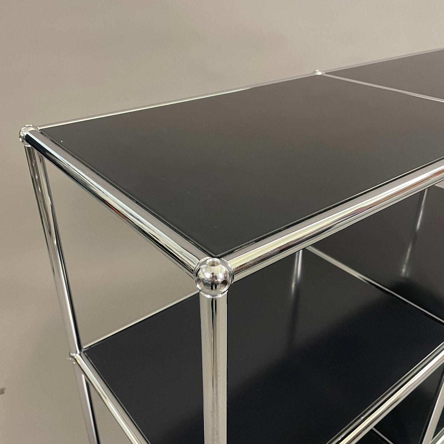 USM Haller 2x2 schwarzes Regal mit unterlackiertem Glas und verchromtem Gestell in gutem Zustand