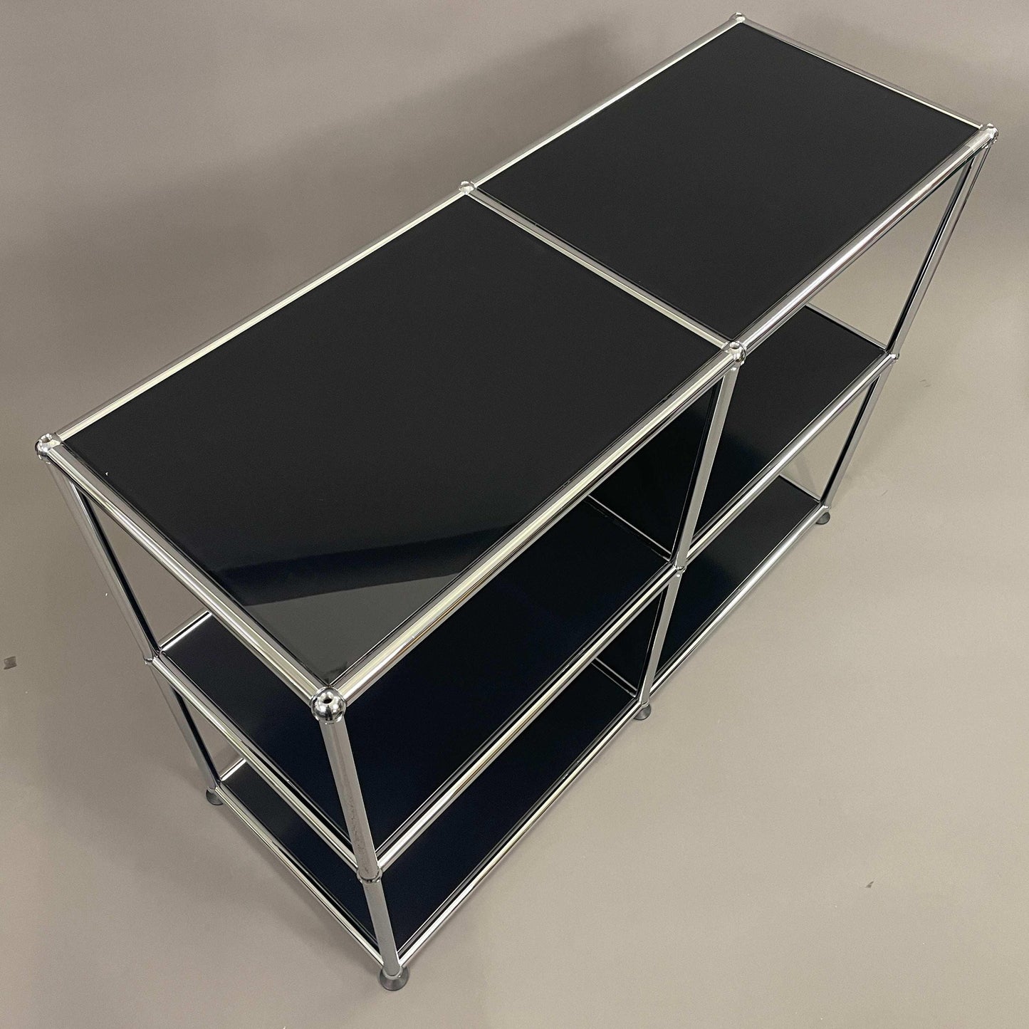 USM Haller 2x2 schwarzes Regal mit unterlackiertem Glas und chromgestell, Maße 103x83x53 cm, offenes Design, Top Zustand