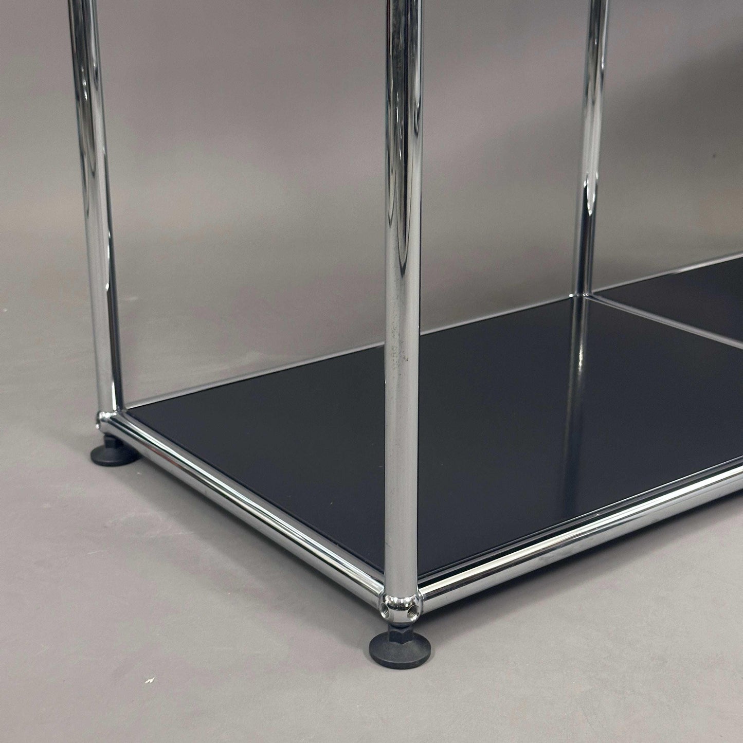 USM Haller 2x2 schwarzes Stahlgestell mit unterlackiertem Glasablageboden in Top Zustand