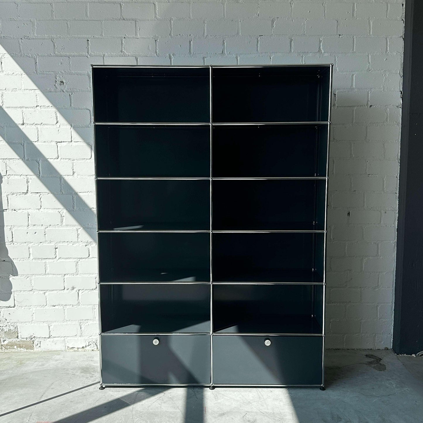USM Haller 2x6 Highboard in Anthrazitgrau mit 2 Schubladen und offenen Fächern
