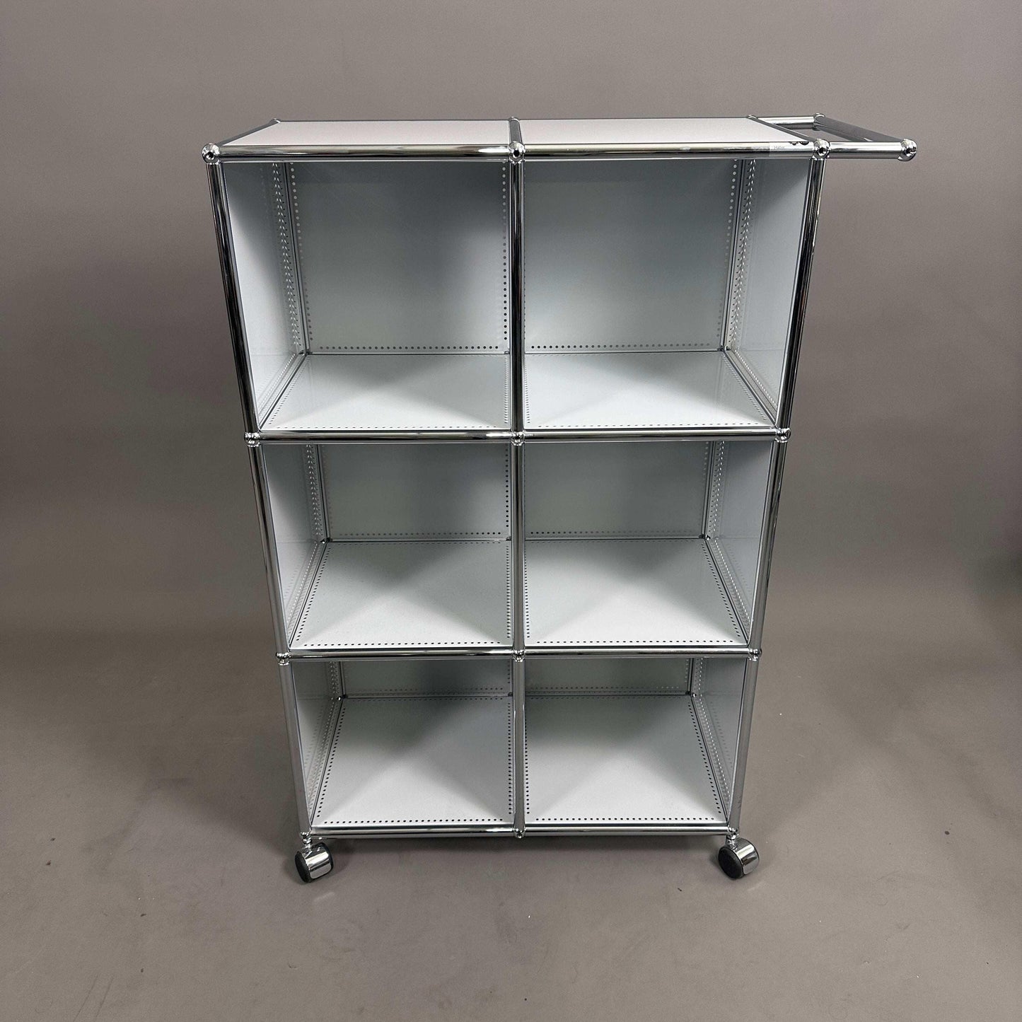 USM Haller rollbarer Barschrank Servierwagen lichtgrau mit sechs Fächern und Griff