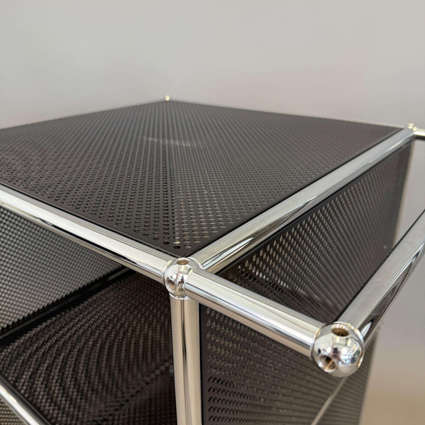 USM Haller Barwagen in graphitschwarz mit perforierten Tablaren und chromfarbenem Gestell
