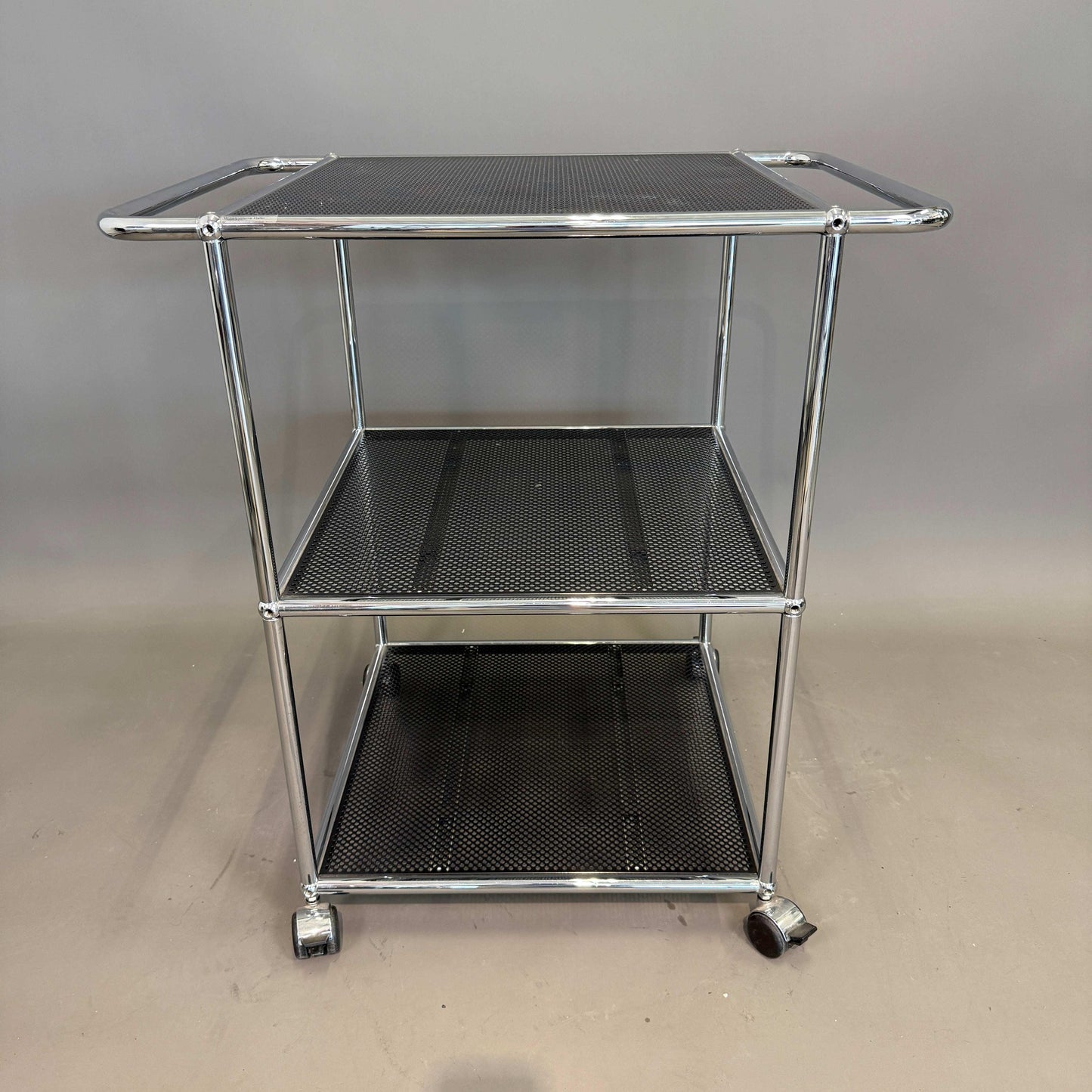 USM Haller Barwagen in Graphitschwarz mit perforierten Ablagen, 2 Griffen und Rollen, Maße 52x52x80 cm