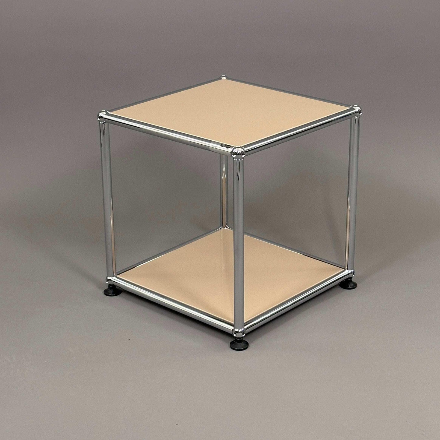 USM Haller Beistelltisch 35x35 cm in Beige mit chromgestell und modernem Design