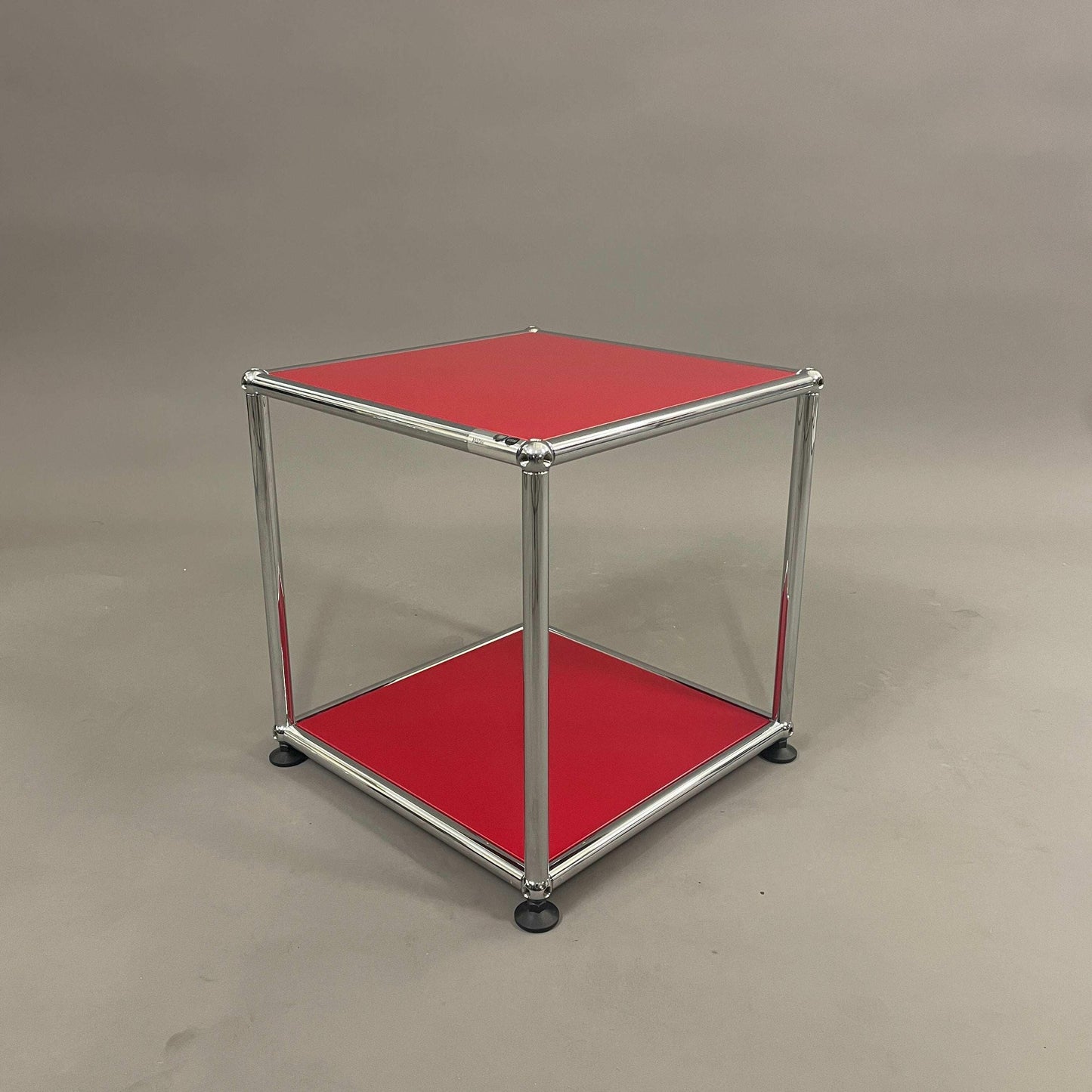 USM Haller Beistelltisch 35x35 cm in Rot mit verchromtem Metallrahmen und klaren Seitenflächen