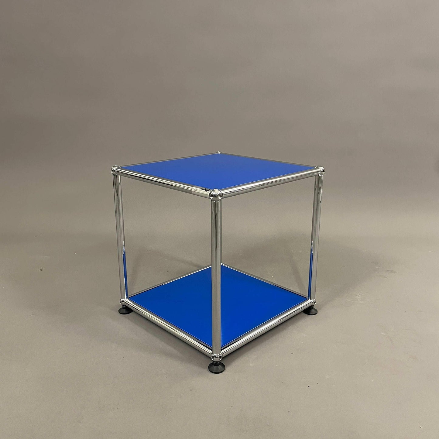 USM Haller Beistelltisch 35x35 cm in Blau mit verchromtem Gestell und quadratischer Tischplatte