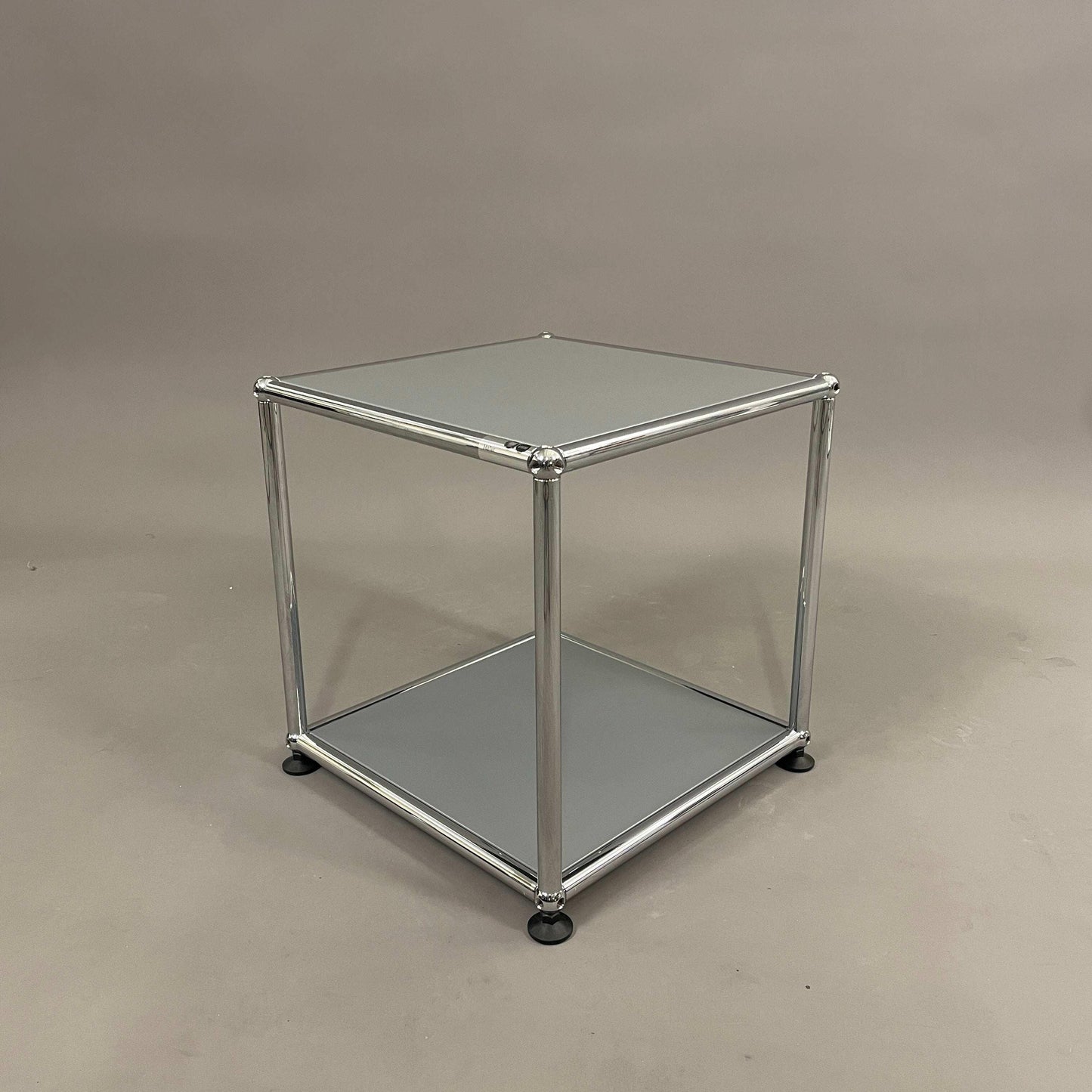 USM Haller Beistelltisch 38x38x39 cm in verschiedenen Farben mit Metallrahmen und quadratischer Ablagefläche