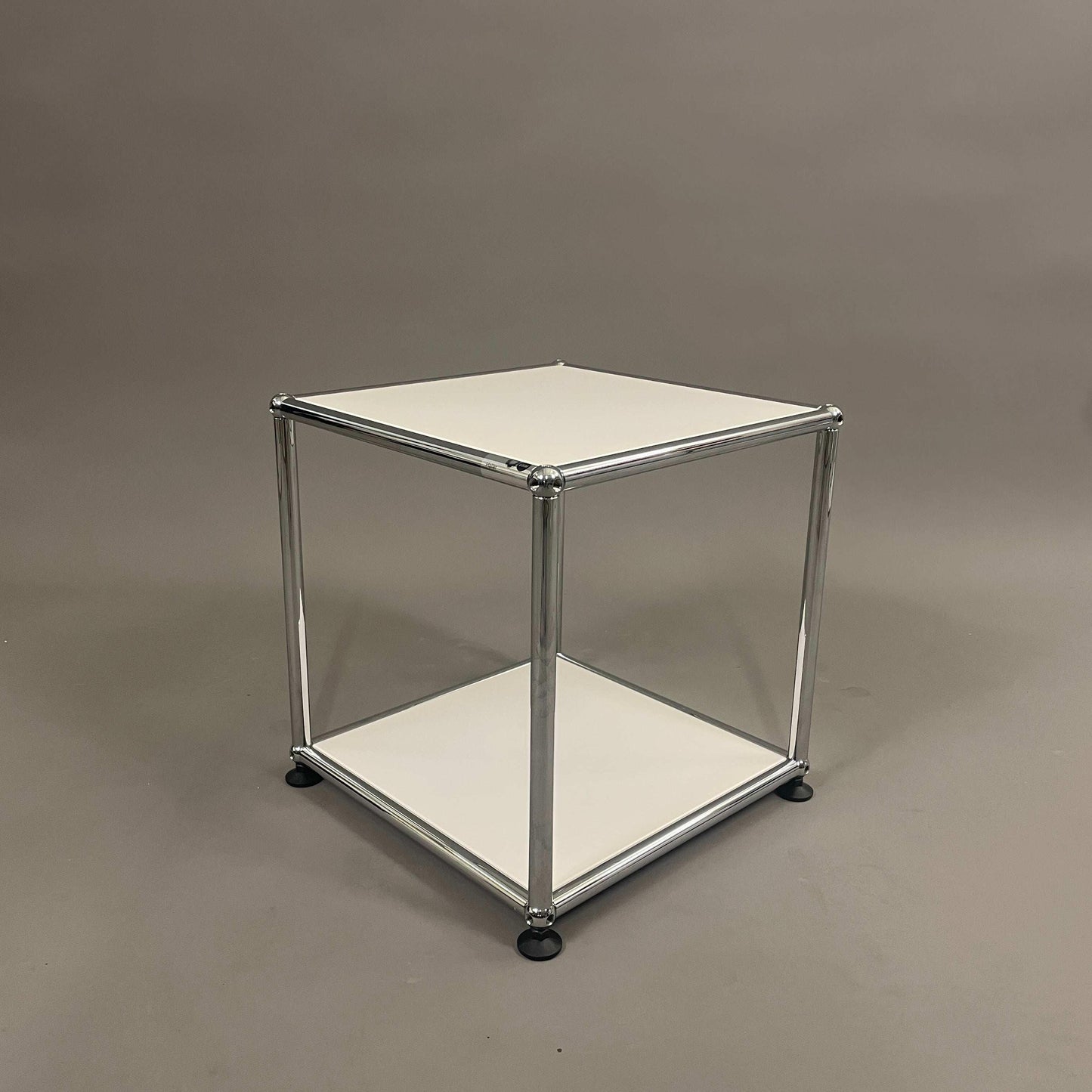 USM Haller Beistelltisch 38x38x39 cm weiß mit Metallrahmen modernes Design