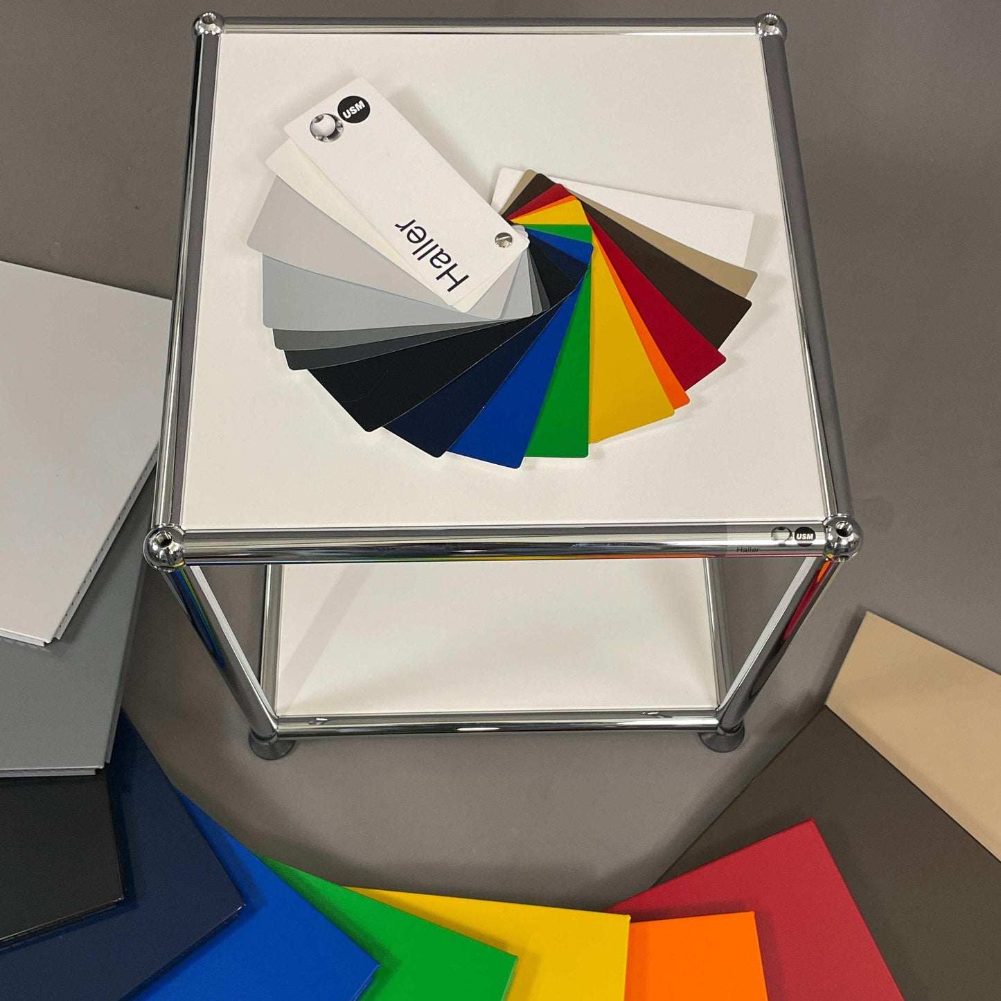 USM Haller Beistelltisch 35x35 cm mit Farbmuster in verschiedenen Farben und Metallrahmen