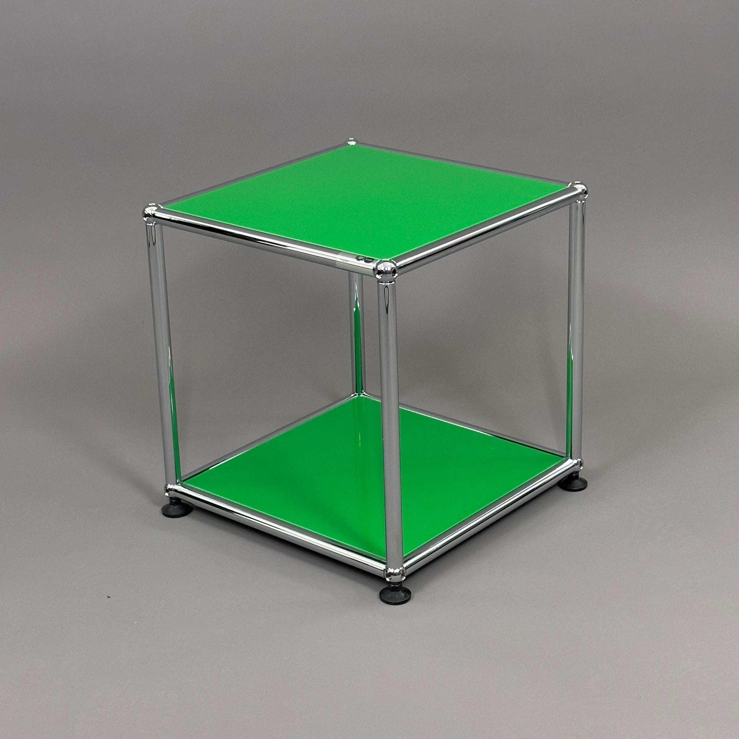 USM Haller Beistelltisch 38x38x39 cm grün mit verchromtem Gestell in verschiedenen Farben erhältlich