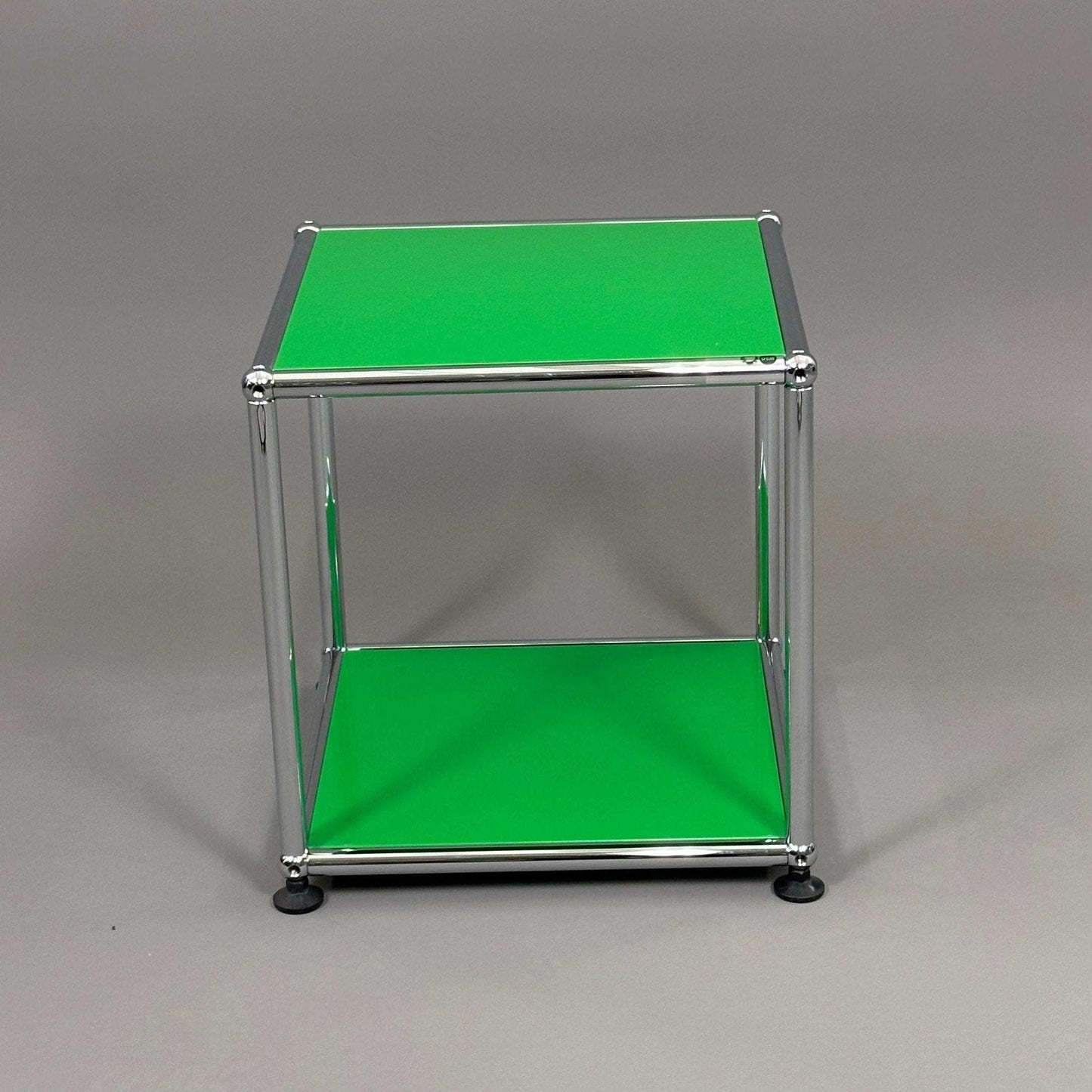 USM Haller Beistelltisch grün mit Metallrahmen 38x38x39 cm modern und vielseitig
