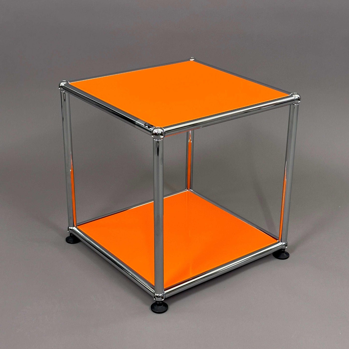 USM Haller Beistelltisch 35x35 cm in leuchtendem Orange mit Metallrahmen