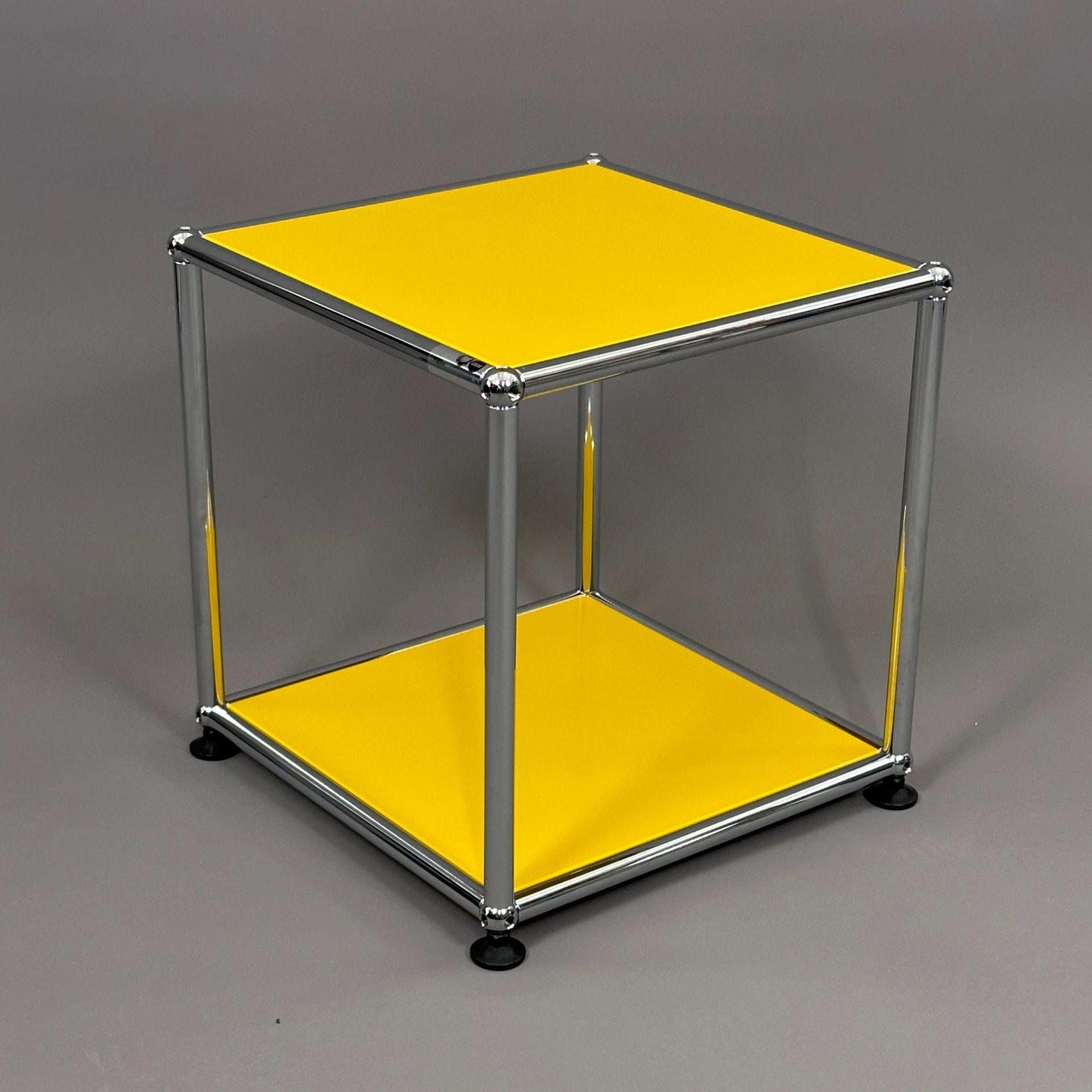 USM Haller Beistelltisch 35x35 cm in gelb mit Metallrahmen und klarem Desig