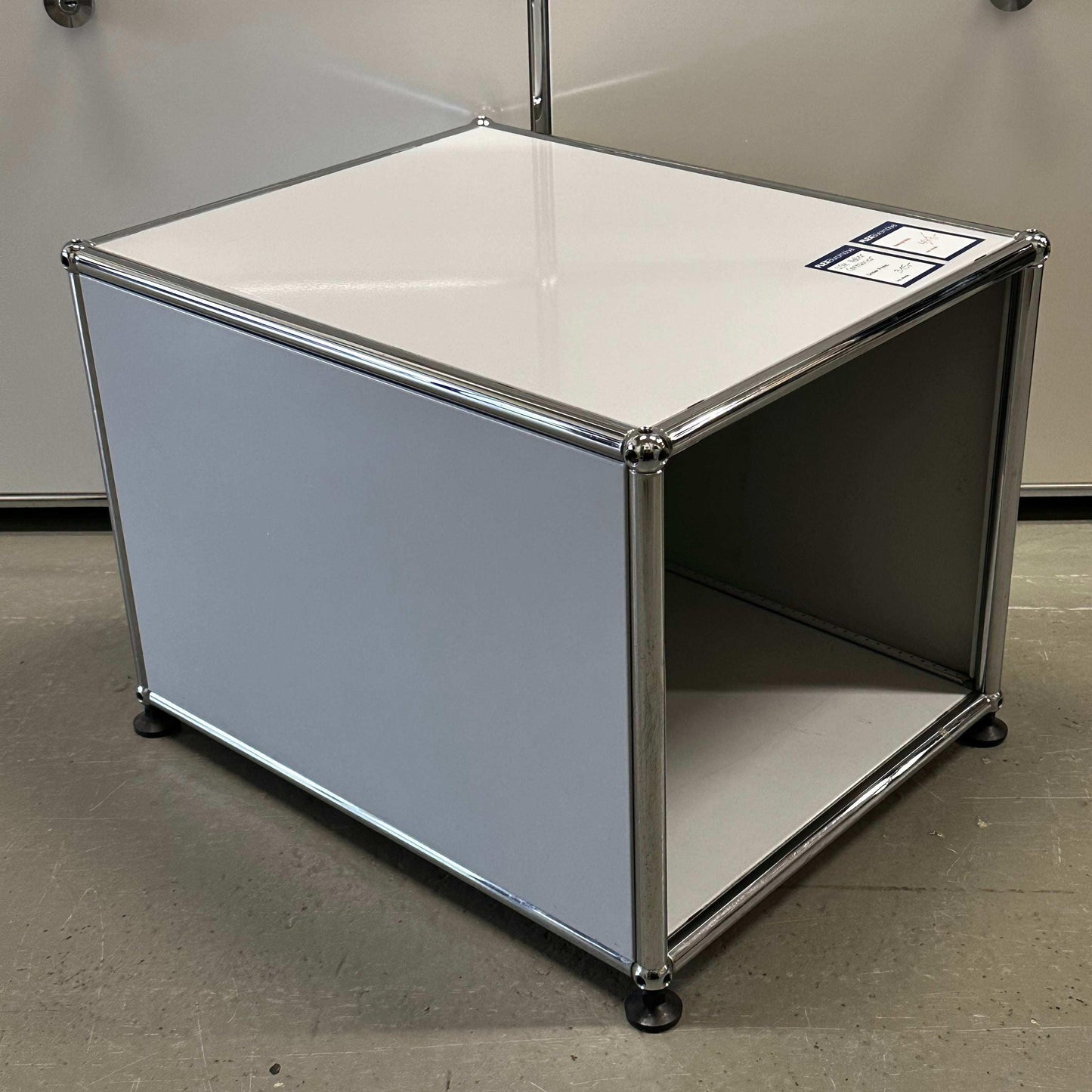 USM Haller Beistelltisch cube side table in light gray with metal frame and open storage space