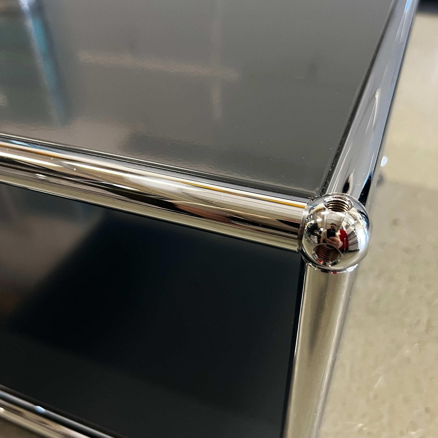 Close-up of USM Haller Beistelltisch anthracite side table with chrome frame and 53x53x30cm dimensions