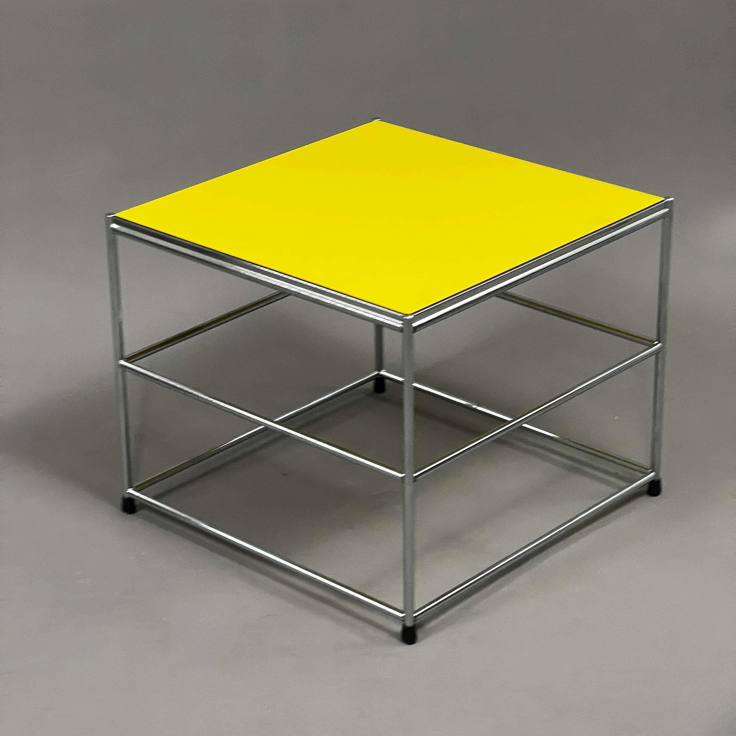 USM Haller Beistelltisch mit gelber HPL Tischplatte und verchromtem Stahlgestell, upcycled Design