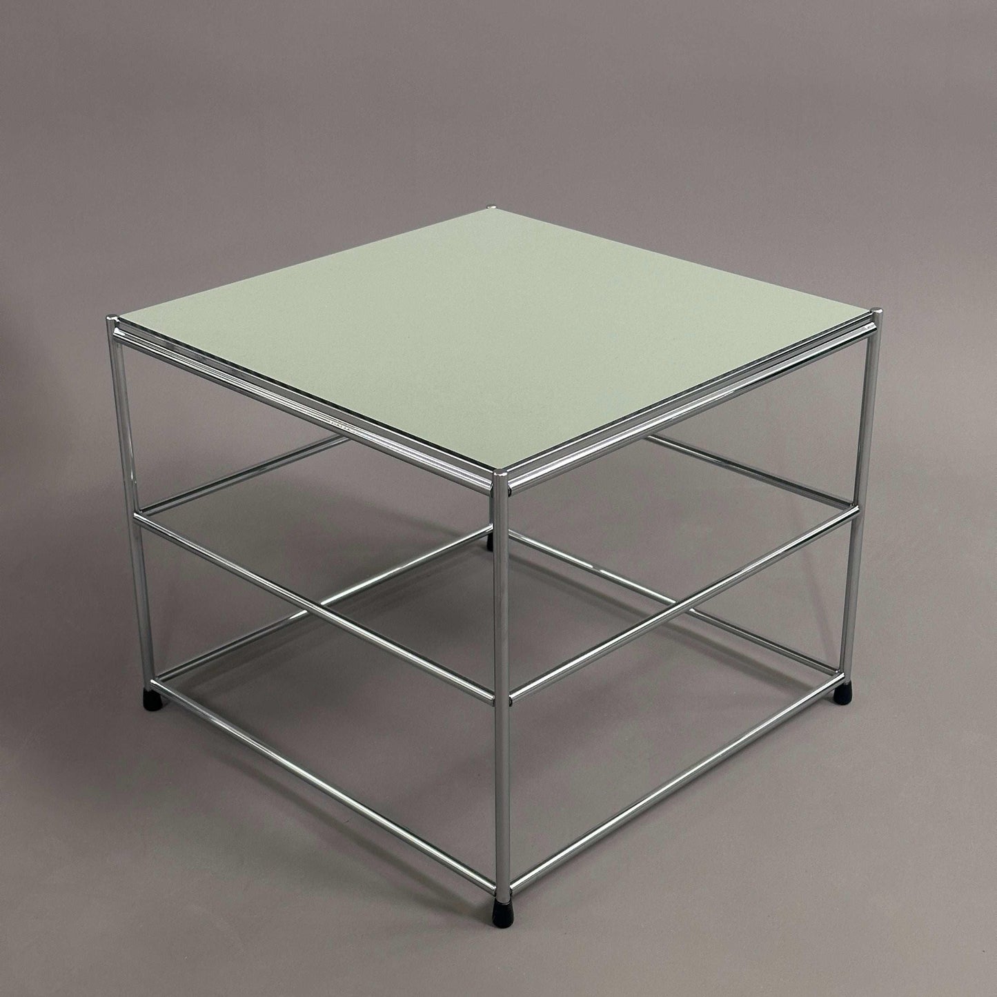 USM Haller Beistelltisch upcycled mit verchromtem Stahlgestell und farbiger HPL-Tischplatte