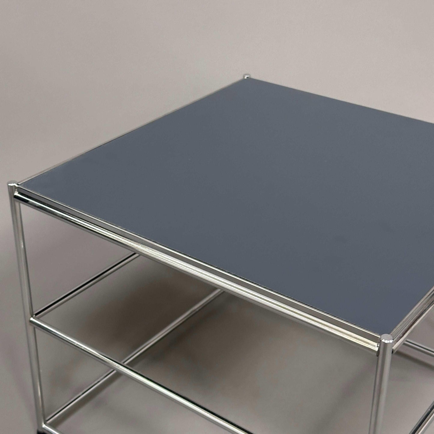 USM Haller Beistelltisch upcycled mit verchromtem Stahlgestell und farbiger HPL Tischplatte