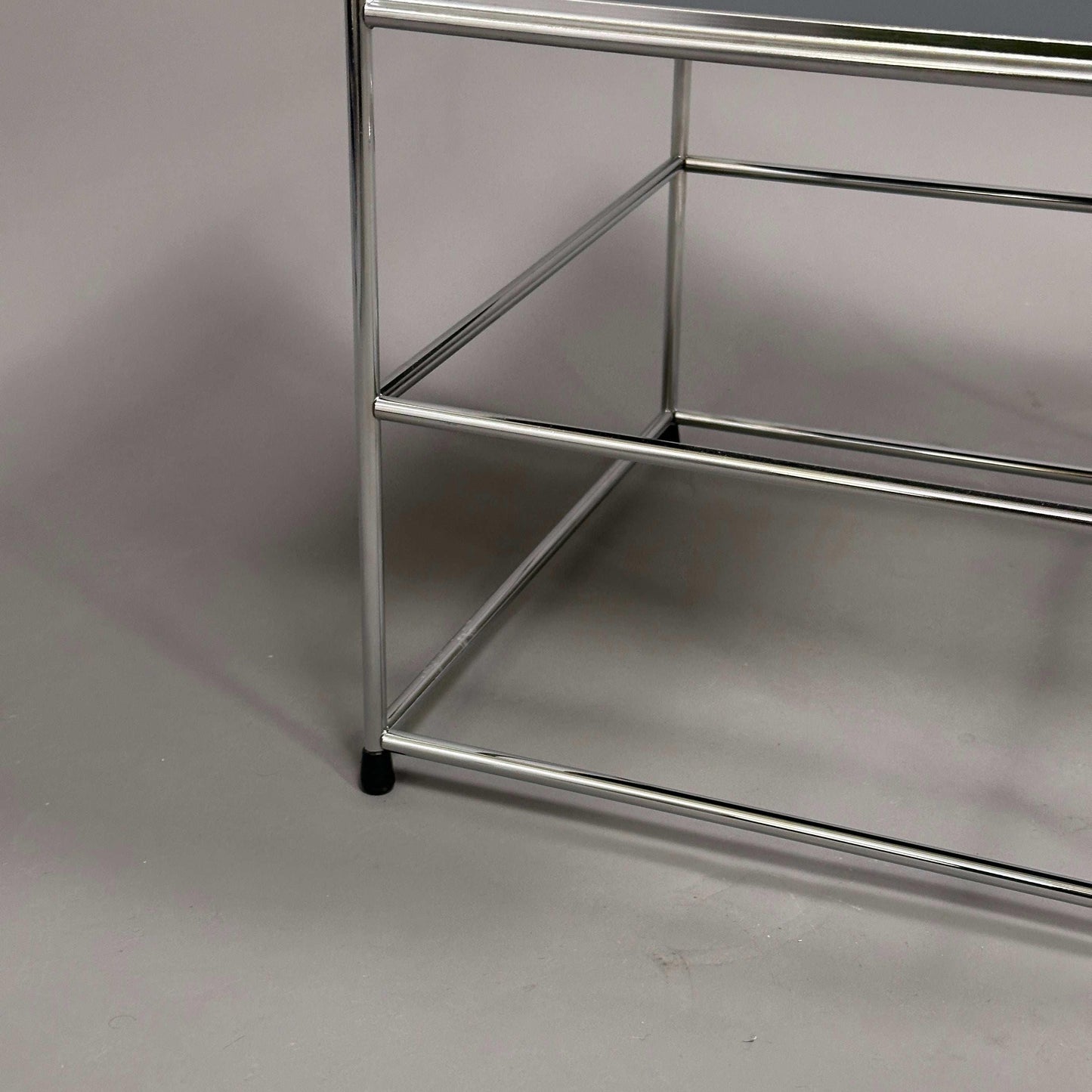 USM Haller Beistelltisch upcycled mit verchromtem Stahlgestell und HPL Platte in verschiedenen Farben