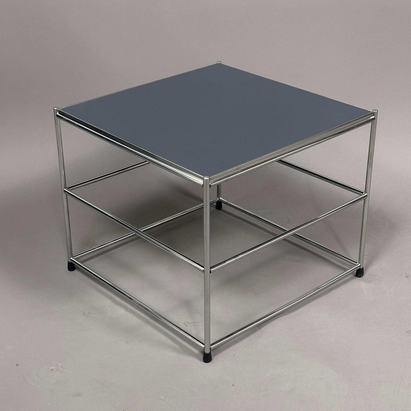 USM Haller Beistelltisch upcycled mit verchromtem Stahlgestell und farbiger HPL-Tischplatte