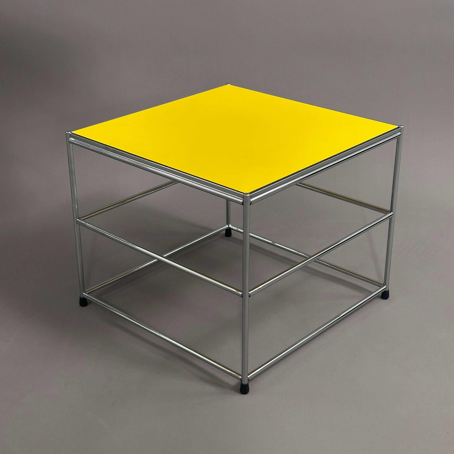USM Haller Beistelltisch upcycled mit gelber HPL Platte und verchromtem Stahlgestell